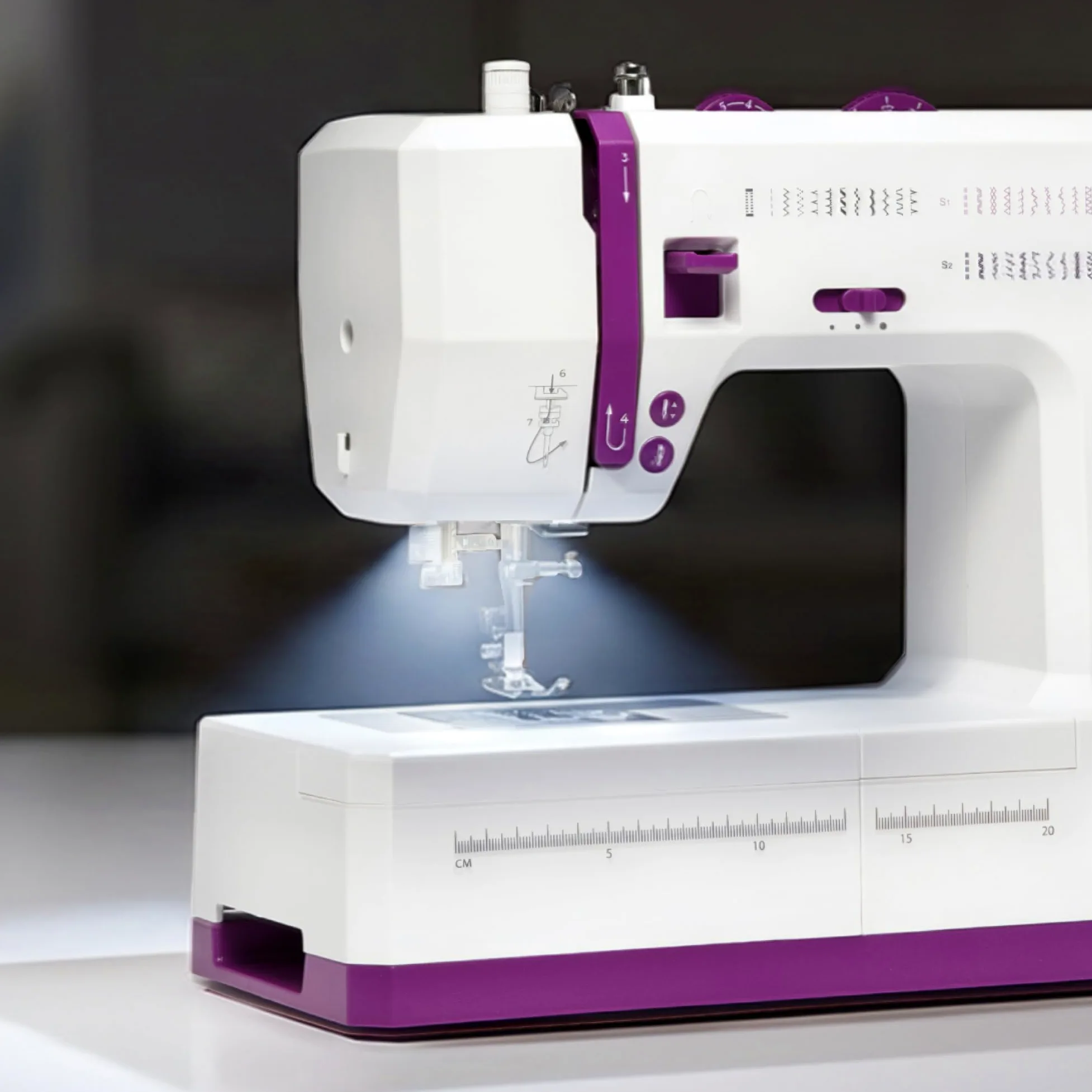 VIOLA Prêt-à-Porter, Macchina da Cucire, 34 Punti Cucito, Speciale Servomotore, Doppia Alzata del Piedino per Tessuti Pesanti, Robusta e Facile da Utilizzare, Hobby Creativi, Infilatore Automatico