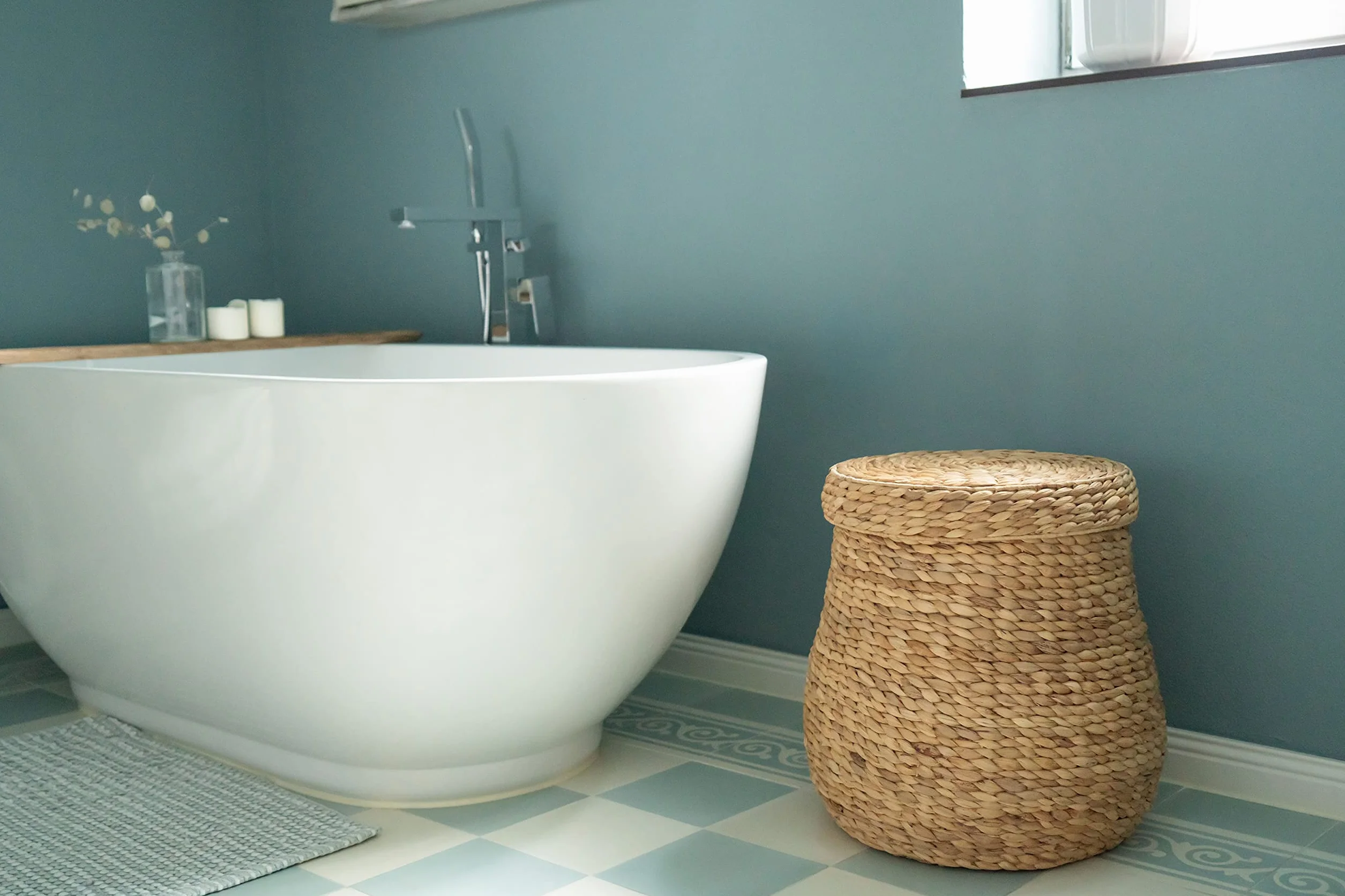 Decorasian - Cesto portabiancheria intrecciato con coperchio - Grande e rotondo - Grande cesto in giacinto d'acqua con manico - Cesto portabiancheria in rattan con manico - Contenitore - 46 cm