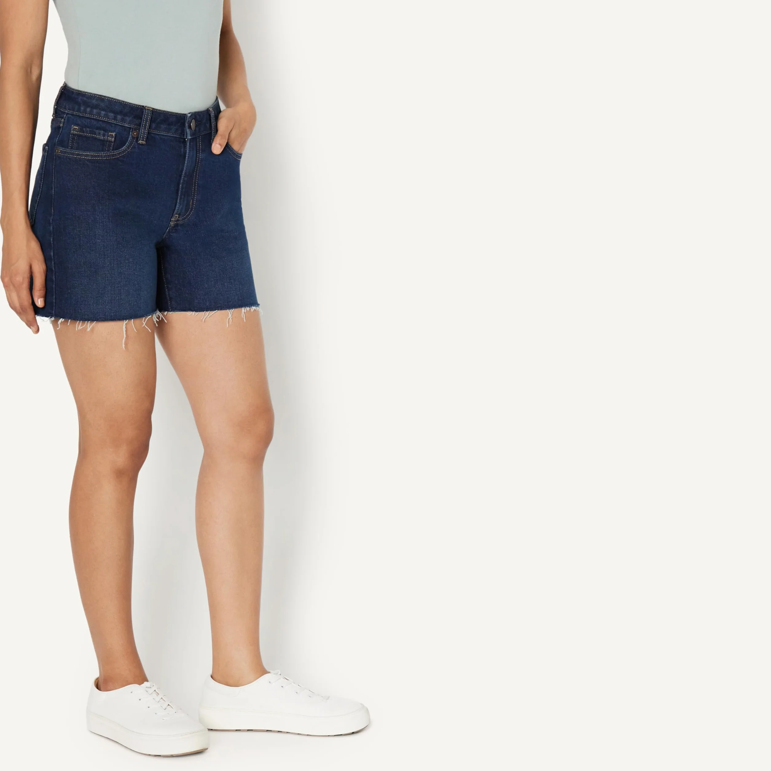 Amazon Essentials Pantaloncini in Denim a Vita Media, Leggermente Elasticizzati, Vestibilità Classica Donna