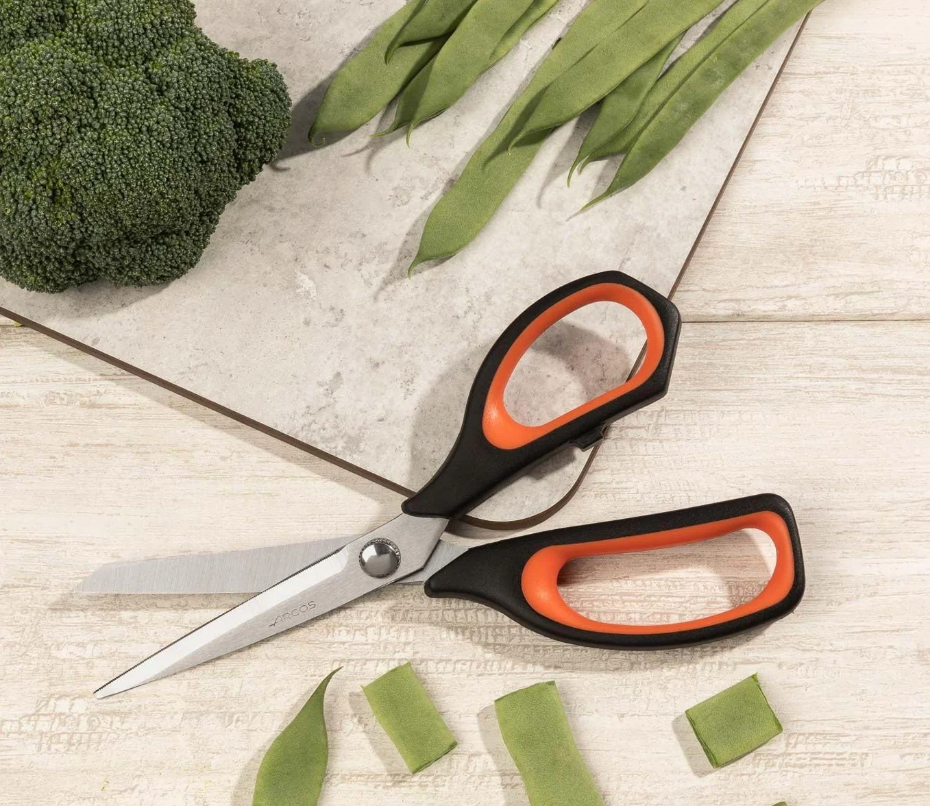 Arcos Serie Prochef - Forbici da Cucina - Lama Acciaio Inossidabile 215 mm - Manico Polipropilene Colore Nero e Rosso
