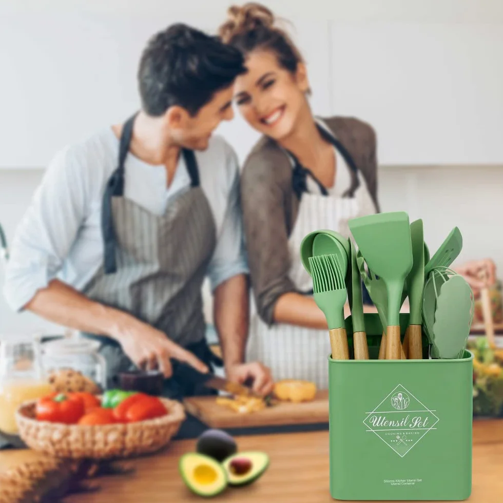 Set di 13 utensili da cucina in silicone resistente al calore con vassoio e manico in legno - Verde Avocado