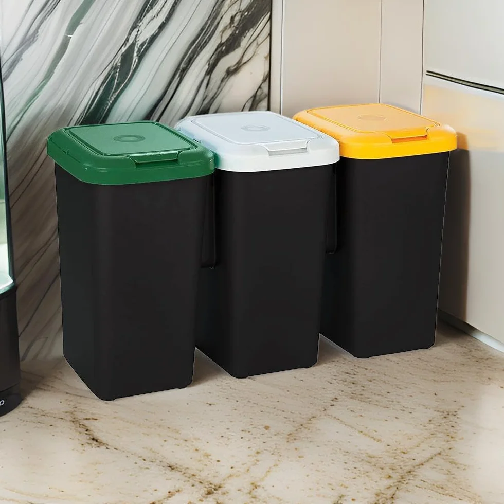 Set 3 Bidoni per il Riciclaggio 75 litri Totali 3x25 lt Struttura Unica in Plastica 78,5x32px47,4h cm Base Nera 3 Coperchi, Giallo, Bianco, Verde + Etichette Adesive per Differenziare