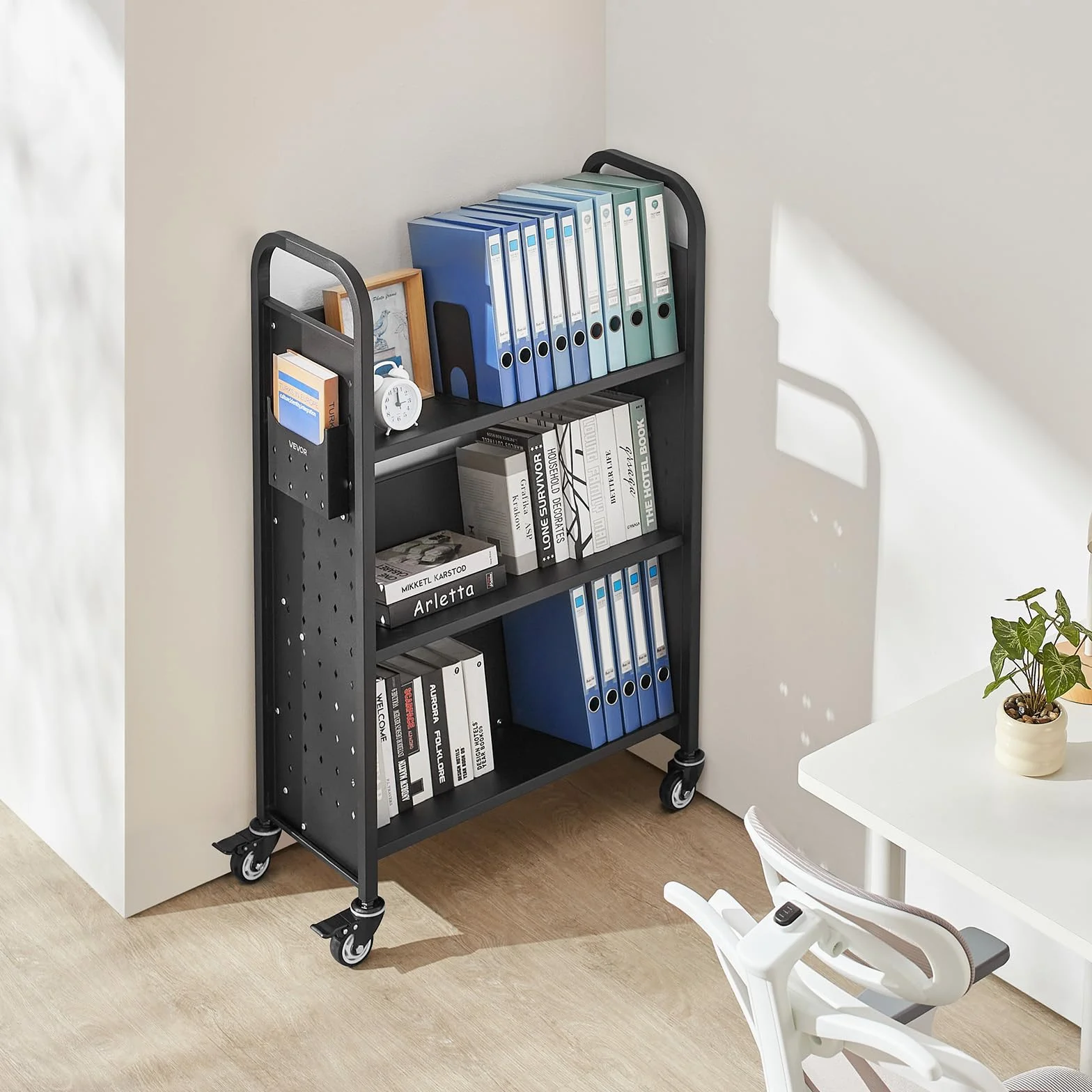 VEVOR Carrello Portalibri con Ruote 770 x 380 x 1220 mm Carrello Rotante Porta Libri, Carico 150 kg Ripiani a V Monofacciali con Ruote Bloccabili 7,6 cm per Scaffali di Casa, Ufficio e Scuola, Nero