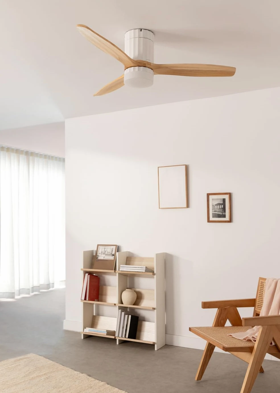 CREATE / WINDCALM LINE/Ventilatore da soffitto bianco con luce Wifi e telecomando, pale Legno chiaro linee verticali / 40W, Timer, Ø132 cm, 6 velocità, 3 temperature di luce, funzione estate-inverno