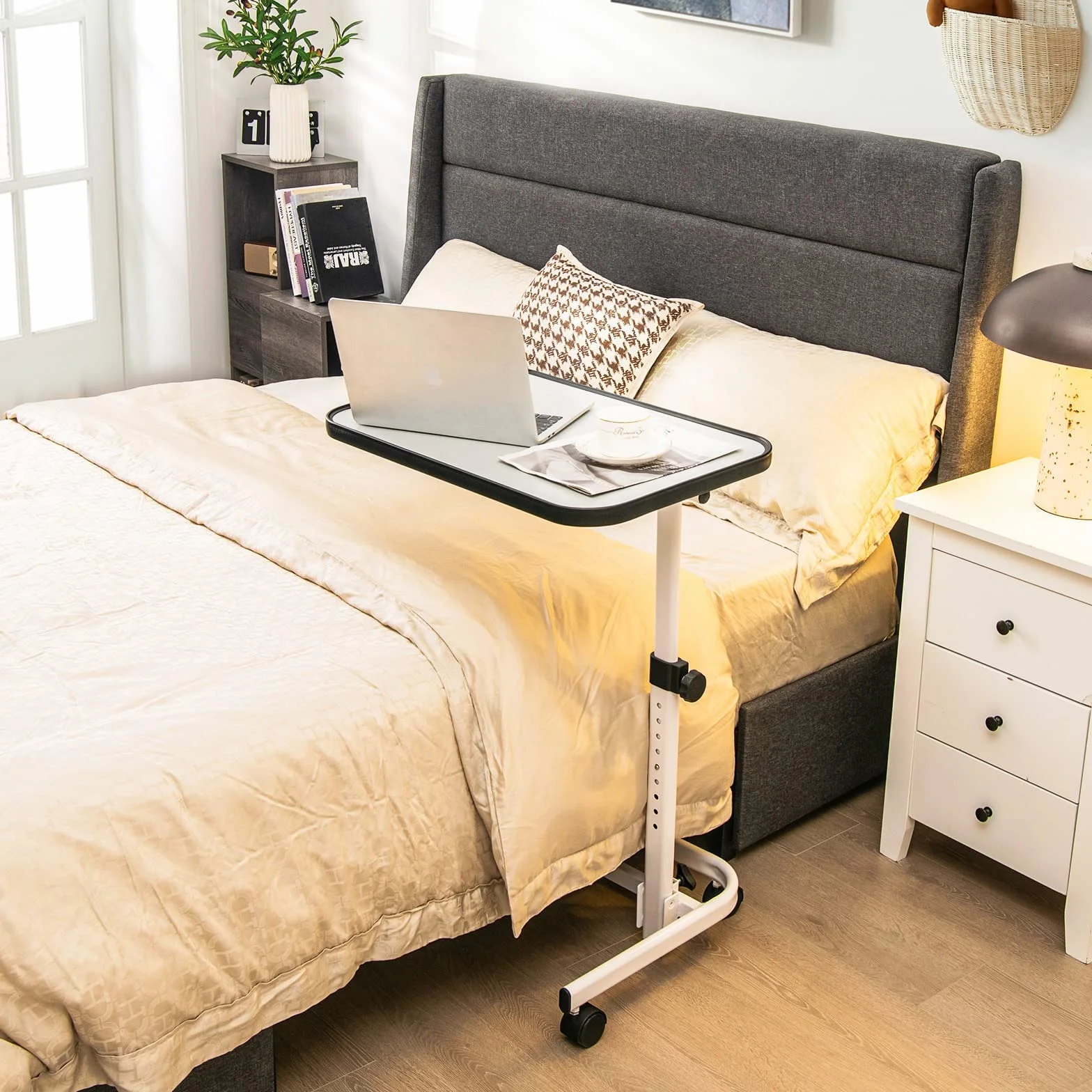 GYMAX Tavolo da Letto Tavolino Laterale con 4 Rotelle Universali, Angolo e Altezza Regolabile, Piano Inclinabile, a Forma di C, per Soggiorno, Camera da letto, Ospedale (Bianco)