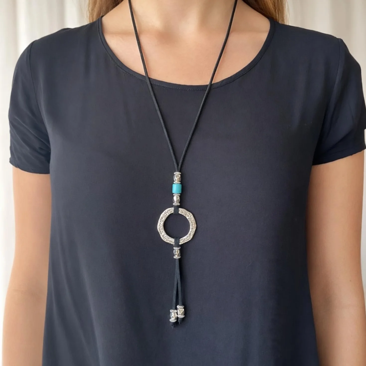 ASTER ALHELÍ Colgante Donna Cerchio e Turchese Argento - Collana Lunga Donna in Antelina Nera con Altezza Regolabile e Elementi in Zamak Argentato