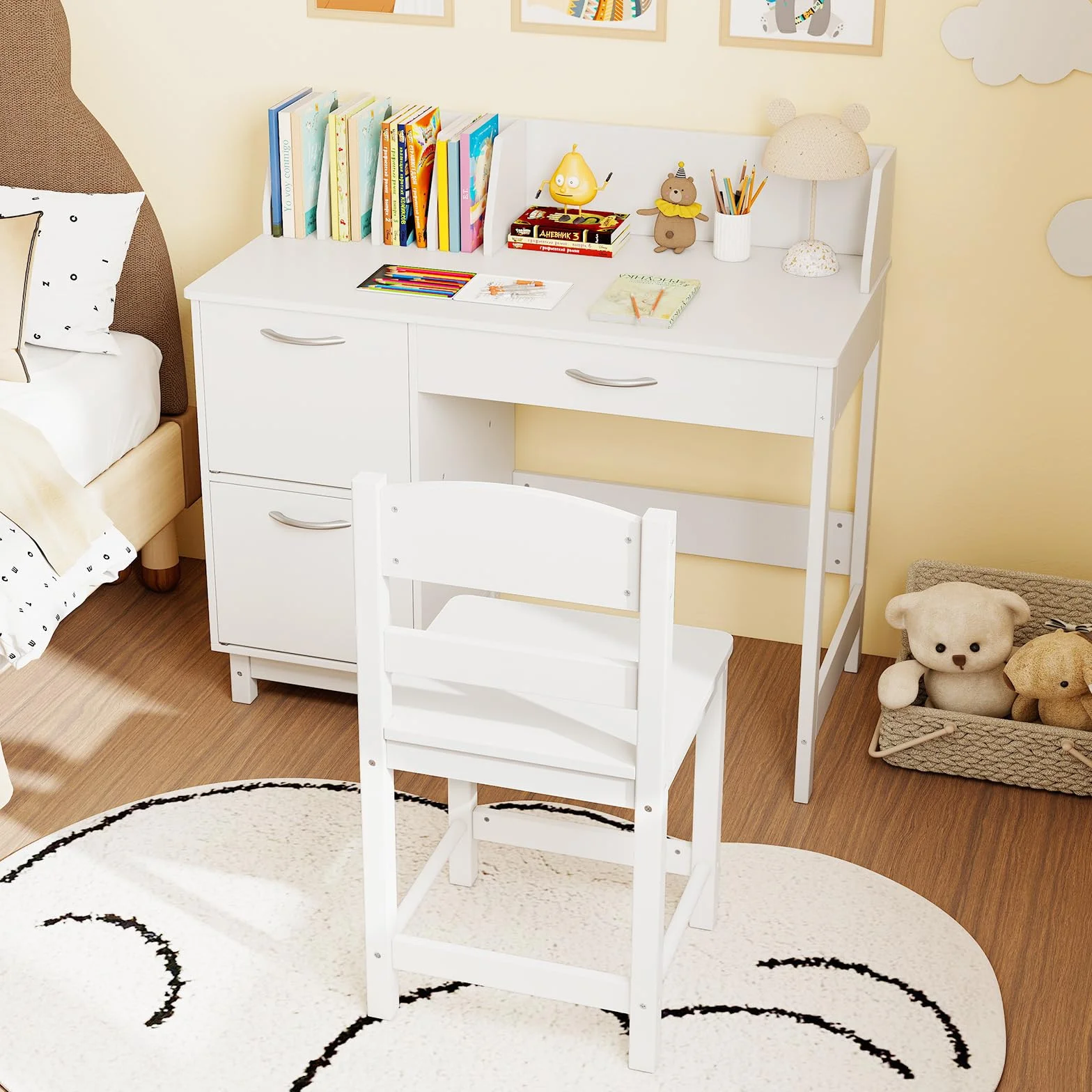 LIFEZEAL Set Scrivania e Sedia per Bambini 3+Anni, Scrivania per Cameretta con Cassetto, Libreria, Armadietto, Banco Scuola, Tavolo da Studio, Sedia con Schienale, in Legno, Giocare, Studiare (bianco)