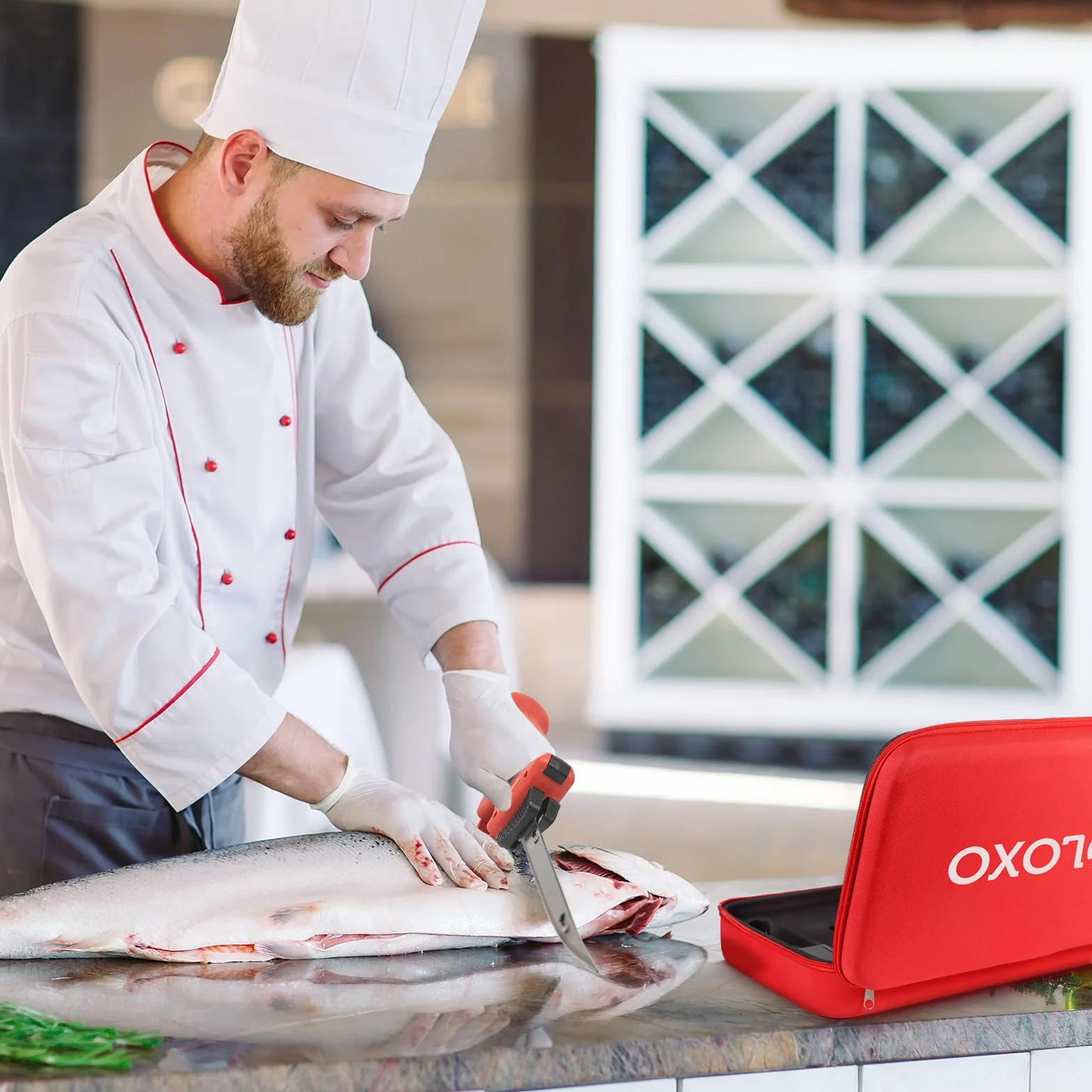 VLOXO Coltello elettrico da Cucina, Coltello per Carne ricaricabile con 4 lame doppie in acciaio inox Electric Knife per alimenti surgelati Carne Interruttore di Sicurezza senza fili Lame Estraibili