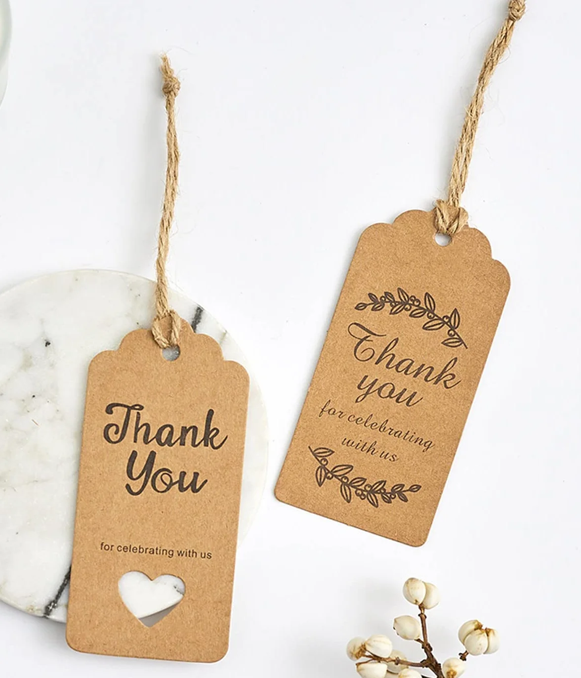 Tag Bomboniere 100 Pz 3 x 5 CM - Spago di Iuta Naturale Lungo 20 Metri, Marrone - Etichette Cartoncino Premium e Bifacciali - Ideale per Etichette Regalo, Cartellini Prezzo e Fai Da Te