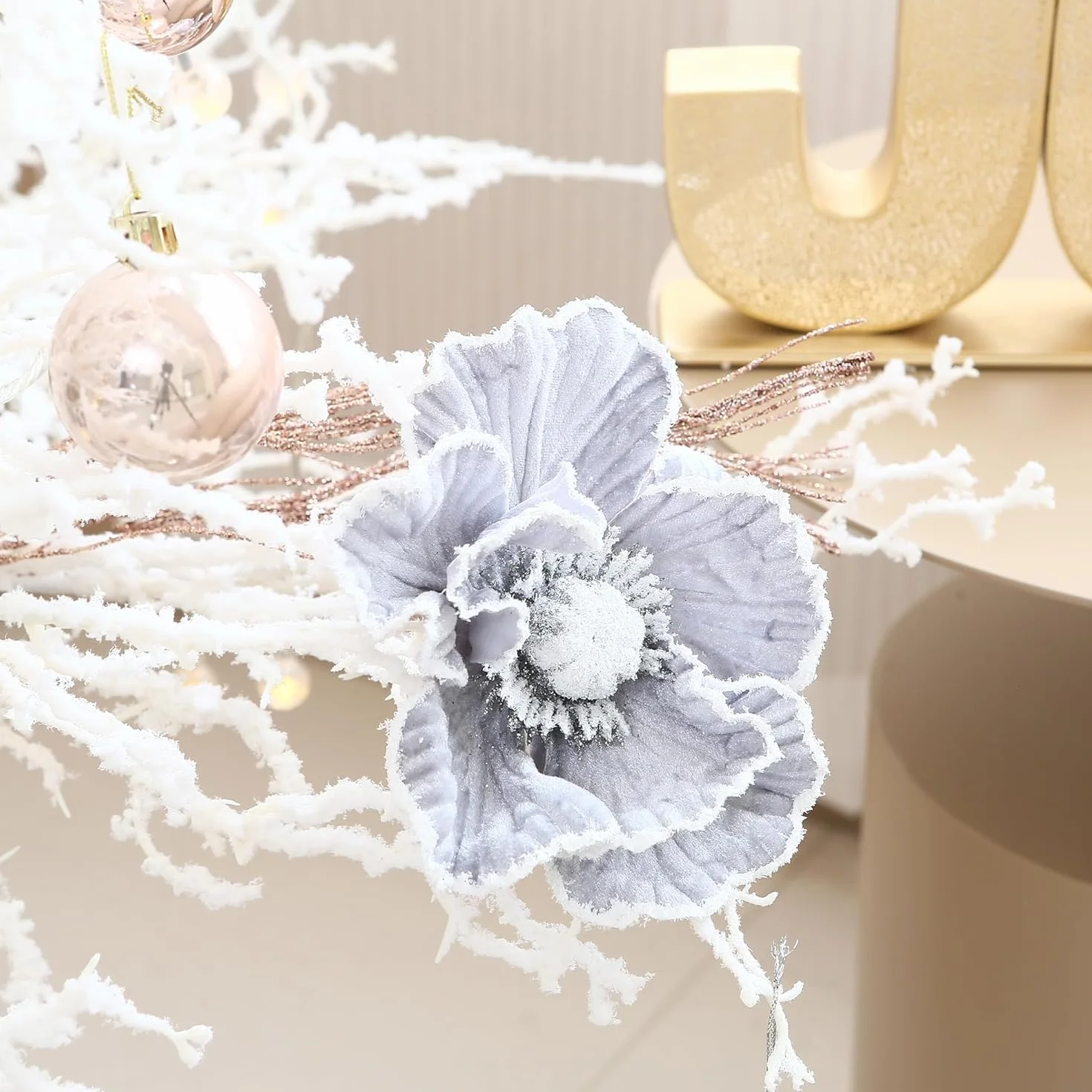 Sea Team Confezione da 12 ornamenti artificiali con fiori di Natale, magnolie in tessuto floccato con glitter, decorazioni floreali per albero di Natale, ghirlanda, 6,3 pollici. Argento