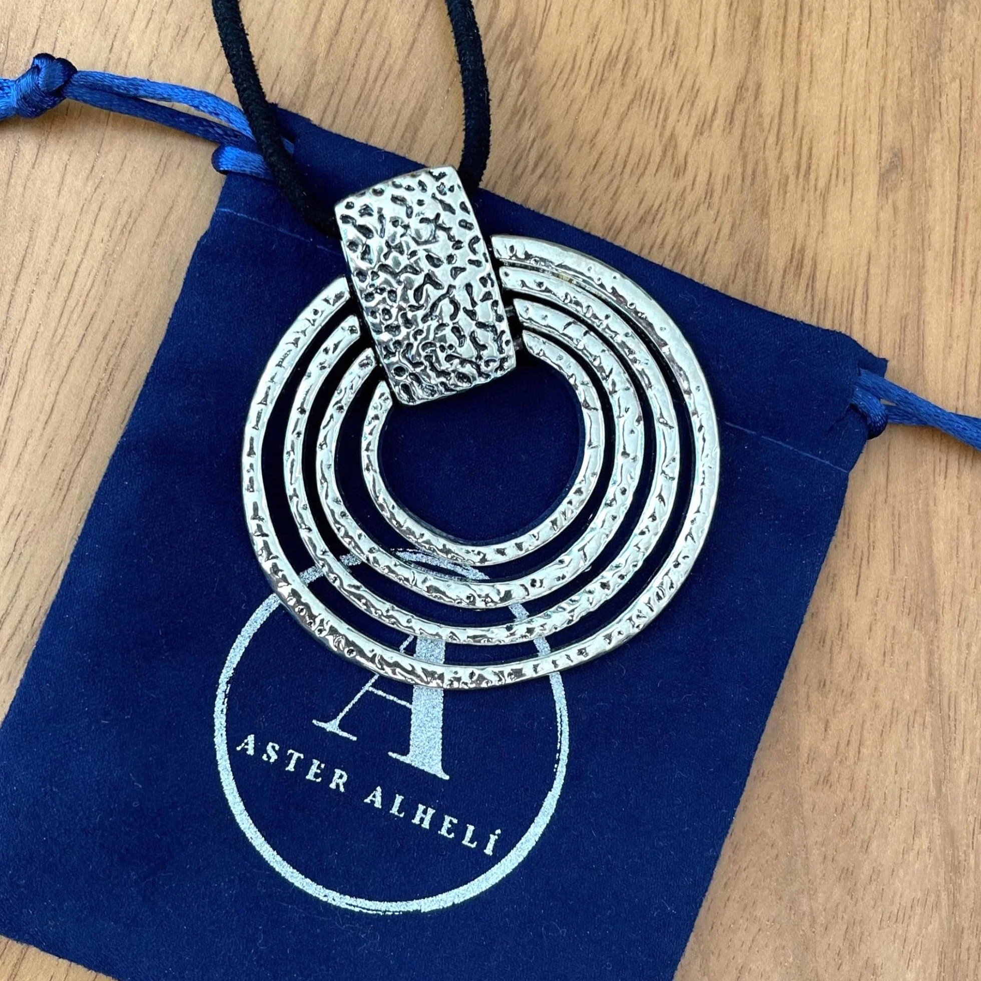 ASTER ALHELÍ Collana Donna Lunga con Ciondolo a Spirale Grande Cordino Nero Antelina Regolabile Gioiello Artigianale Fatto a Mano