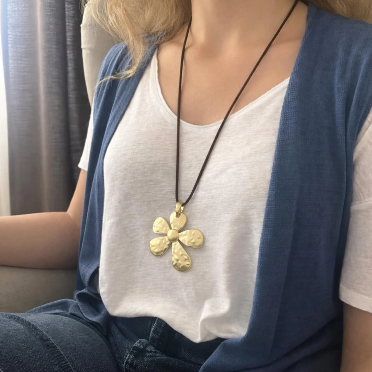ASTER ALHELÍ Collana Donna Ciondolo Fiore Grande Dorato – Collana Lunga Regolabile Cordoncino Camoscio Marrone Boho Gioiello Artigianale Regalo