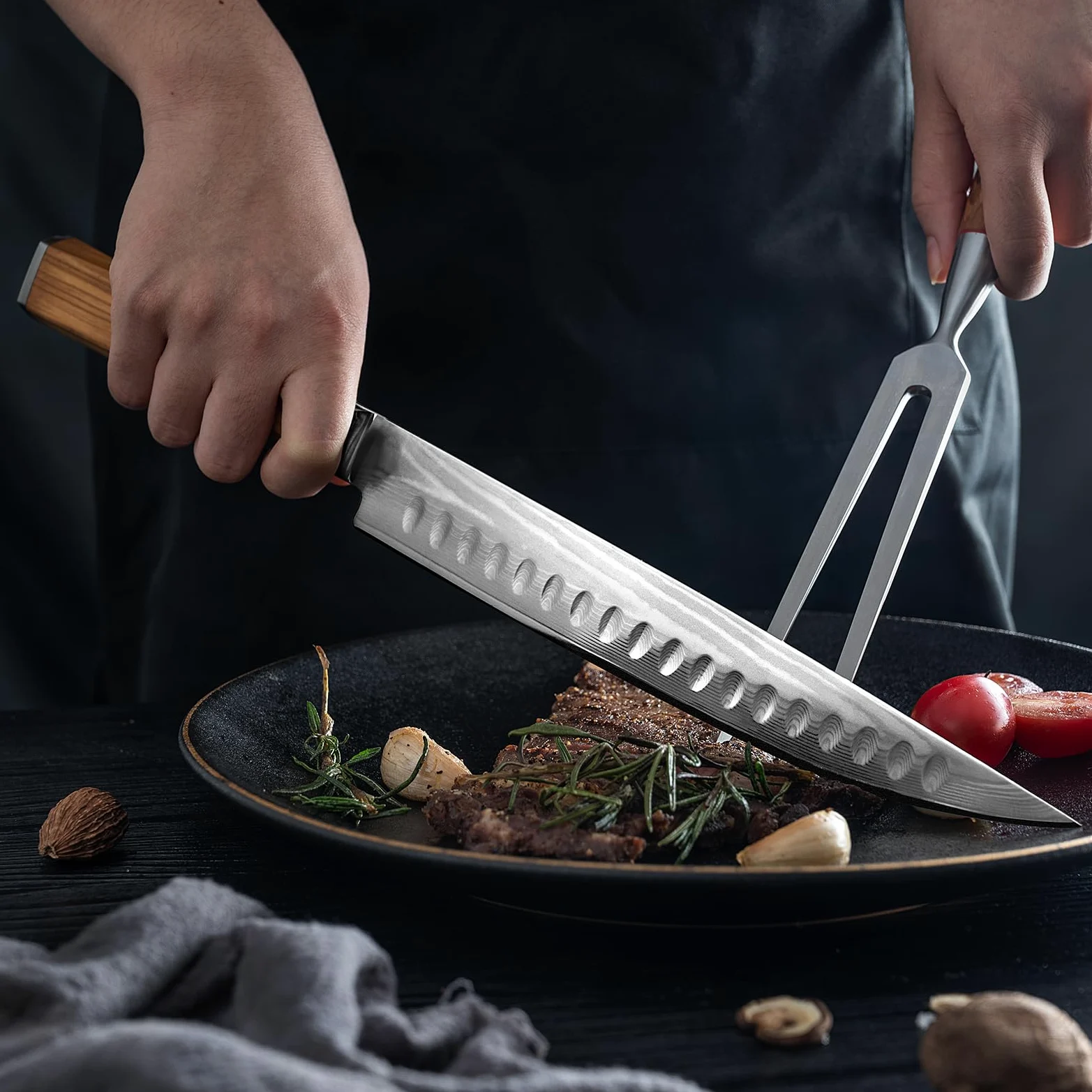 Set di Coltelli da Intaglio e Forchetta, 67 Strati VG10 Acciaio al Carbonio Alto Coltello da Carne 22,5CM, Coltello e Forchettone per Carne con Manico in Legno d'Ulivo, 2 pezzi