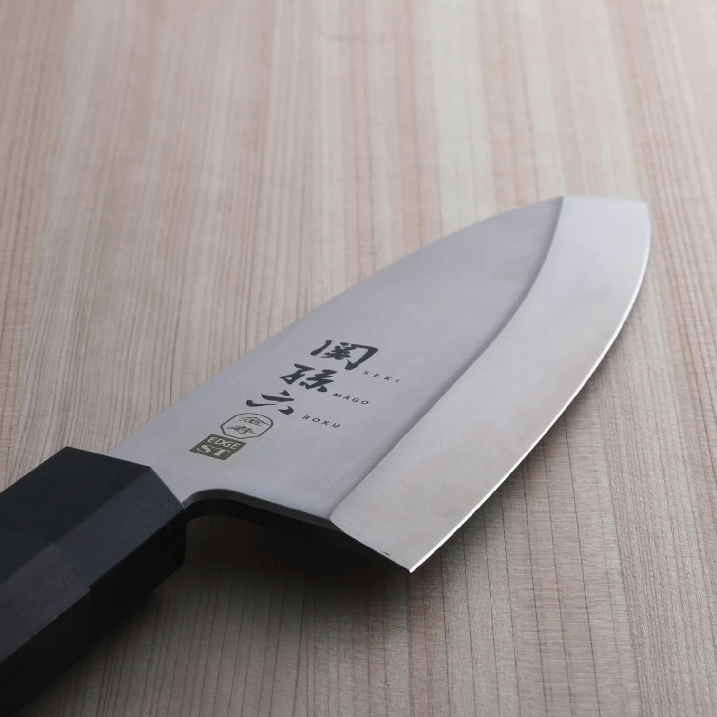 KAI Seki Magoroku Kinju e Hekiju Deba 18,0 cm lunghezza lama - 8A solid & SUS420J2 - 58 & 56 (±1) HRC - fatto a mano - legno Pakka & plastica PP - coltello da cucina giapponese - Made in Japan