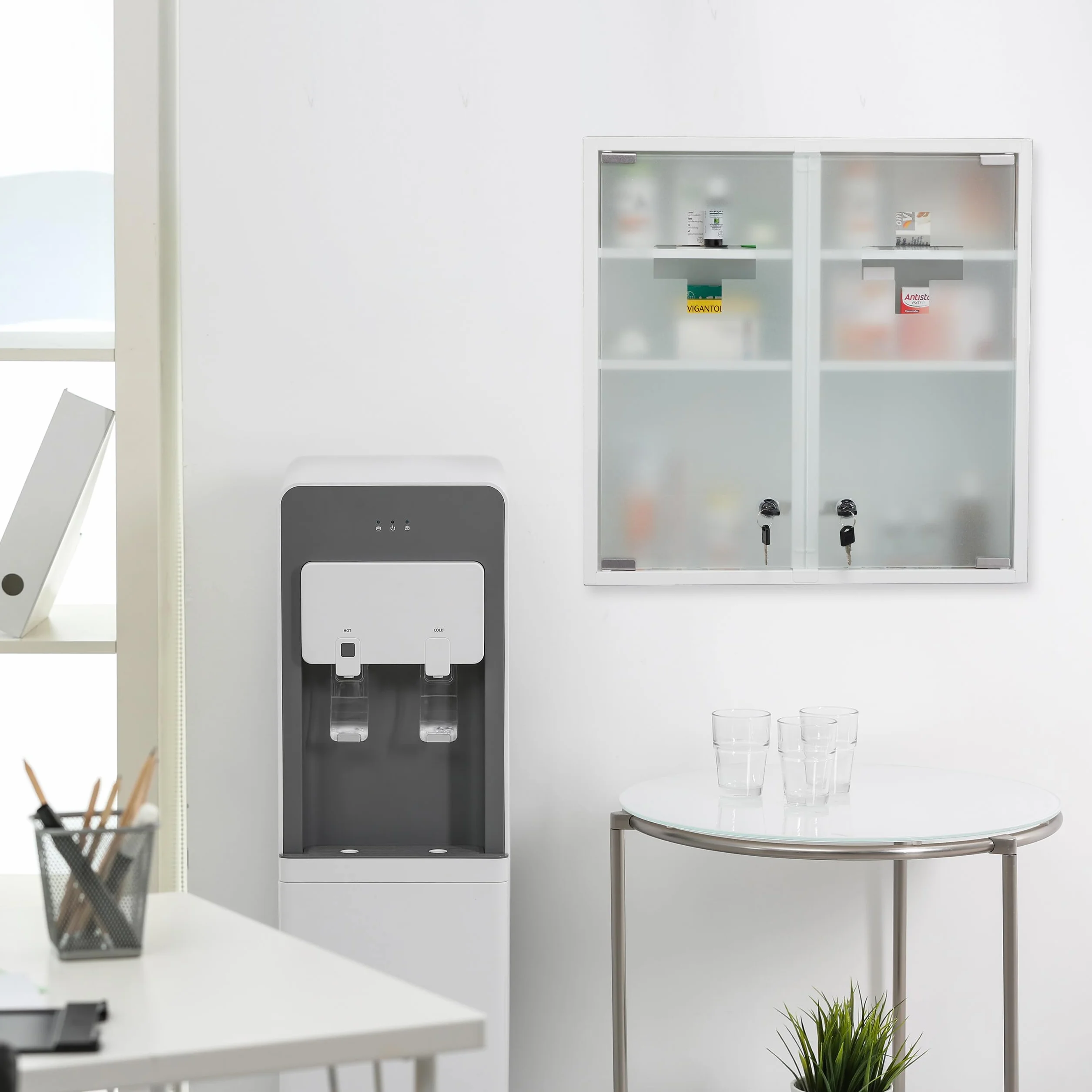 Relaxdays Armadietto Pronto Soccorso per Medicinali, Cassetta Medicine Chiusa a Chiave, 2 Ante, 53x52,5x15,5 cm, Bianco