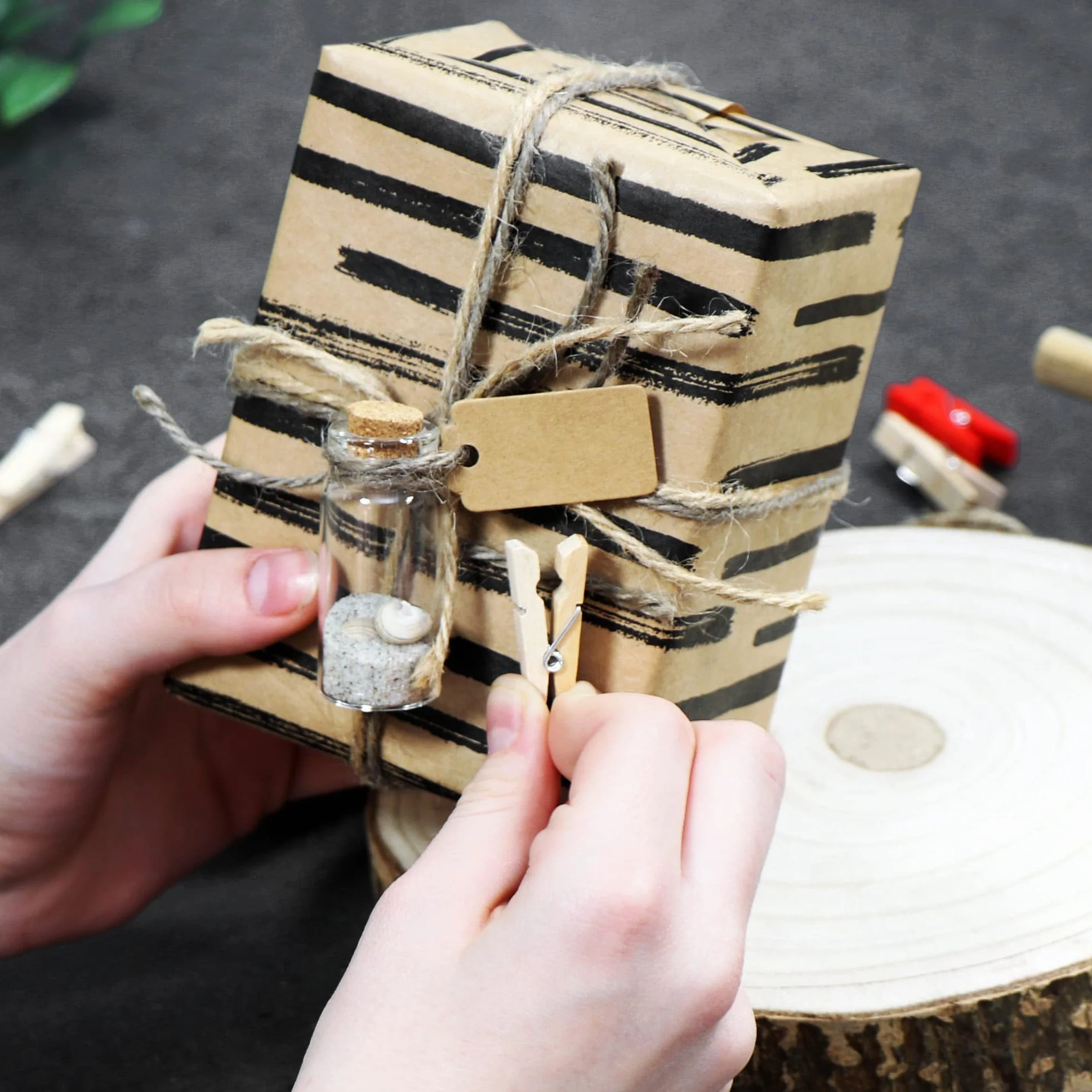 COM-FOUR® 120x mini mollette e 50m di corda di iuta - piccole mollette di legno per appendere immagini, collage, cartoline, foto e regali (120 pezzi - con nastro di juta - naturale)