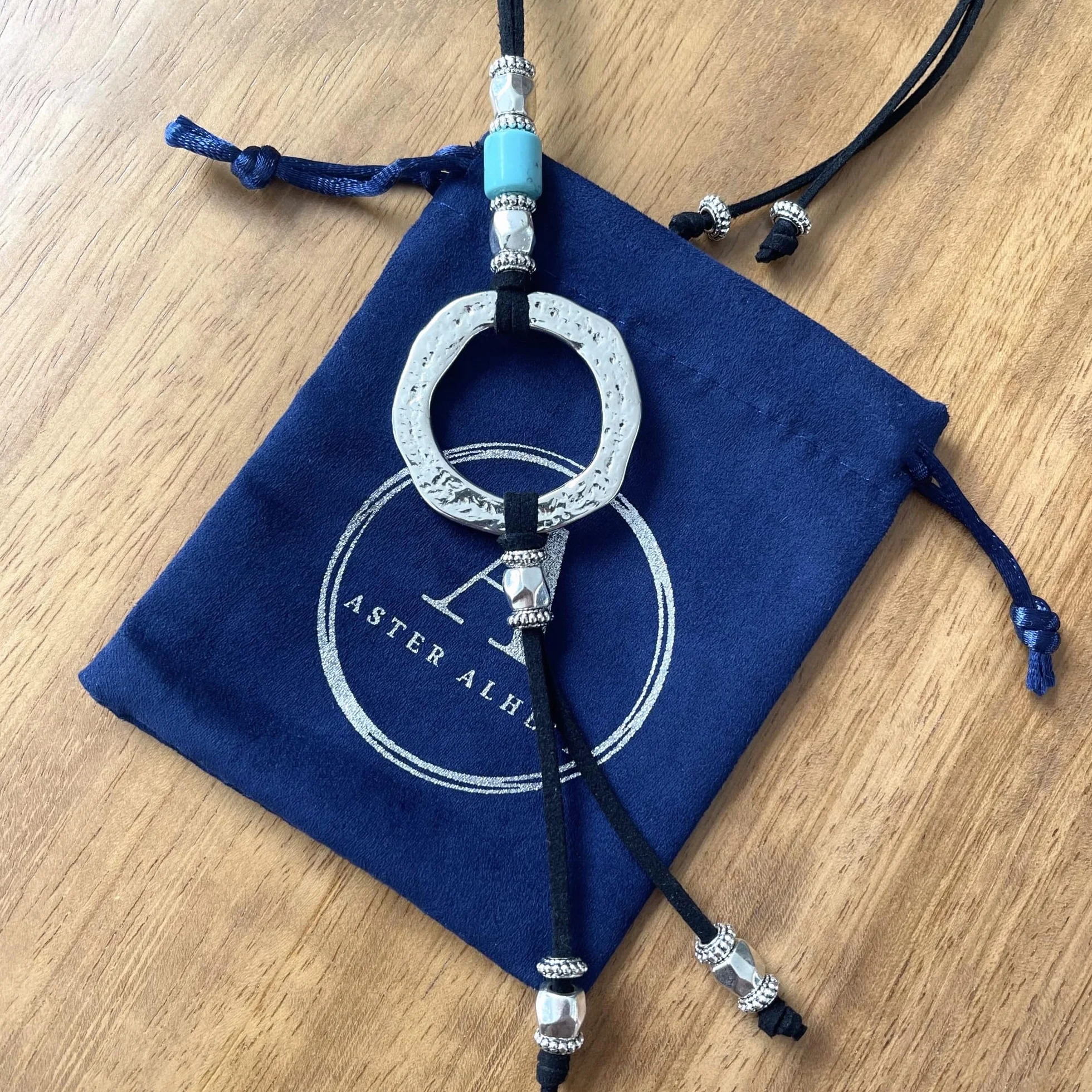 ASTER ALHELÍ Colgante Donna Cerchio e Turchese Argento - Collana Lunga Donna in Antelina Nera con Altezza Regolabile e Elementi in Zamak Argentato