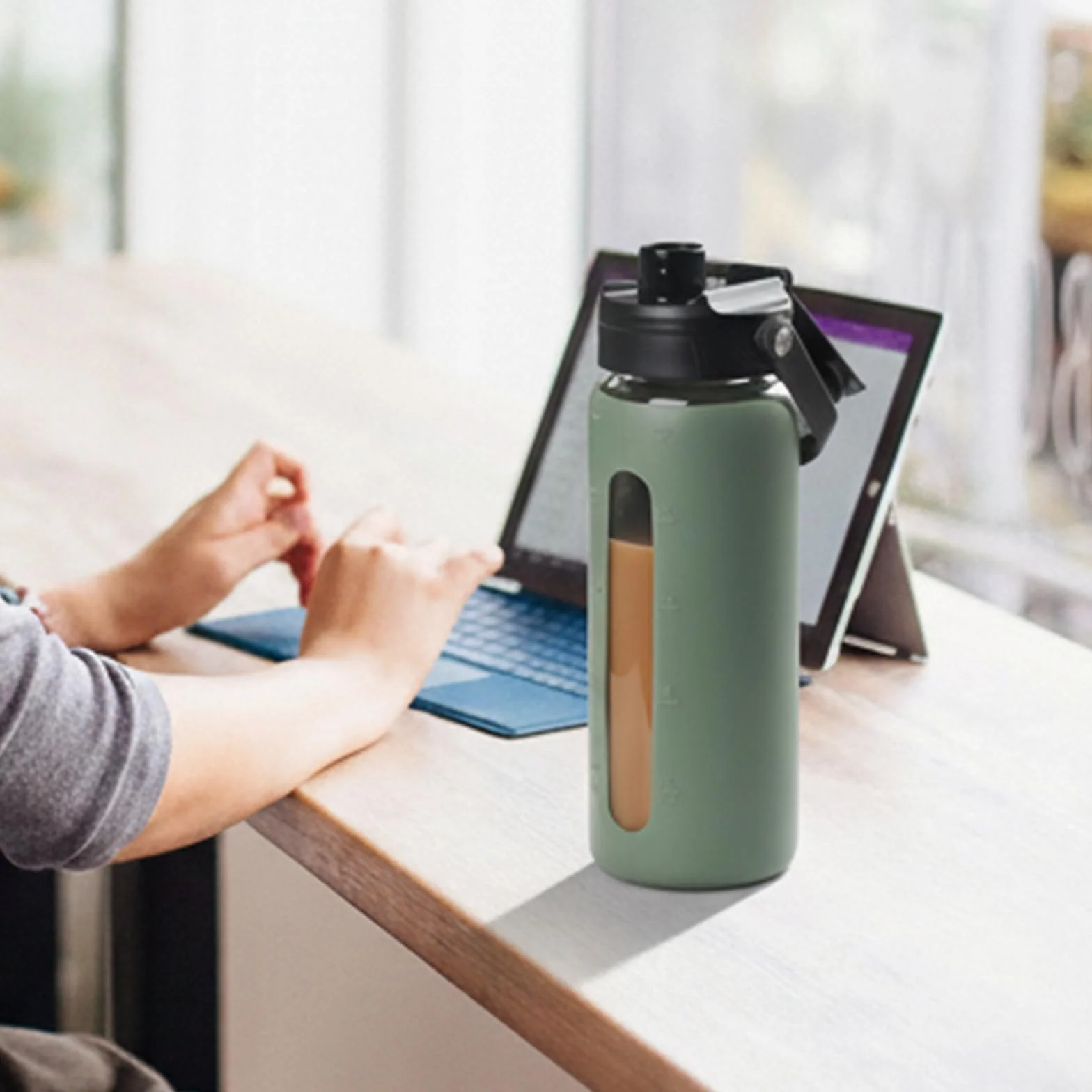 BLUEGO Borraccia in vetro 600ml con cannuccia 2 coperchi, tazza caffè in vetro custodia silicone, senza BPA, Verde oliva