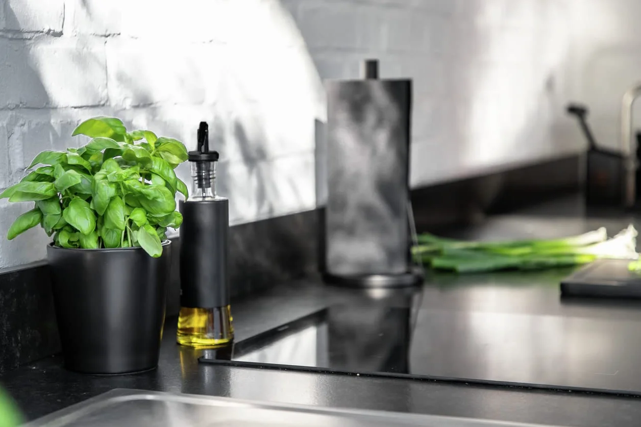 Wenko Oliera e acetiera Boga 300 ml beccuccio 1 click vetro acciaio inox plastica Ø 6 x 25 cm trasparente/nero