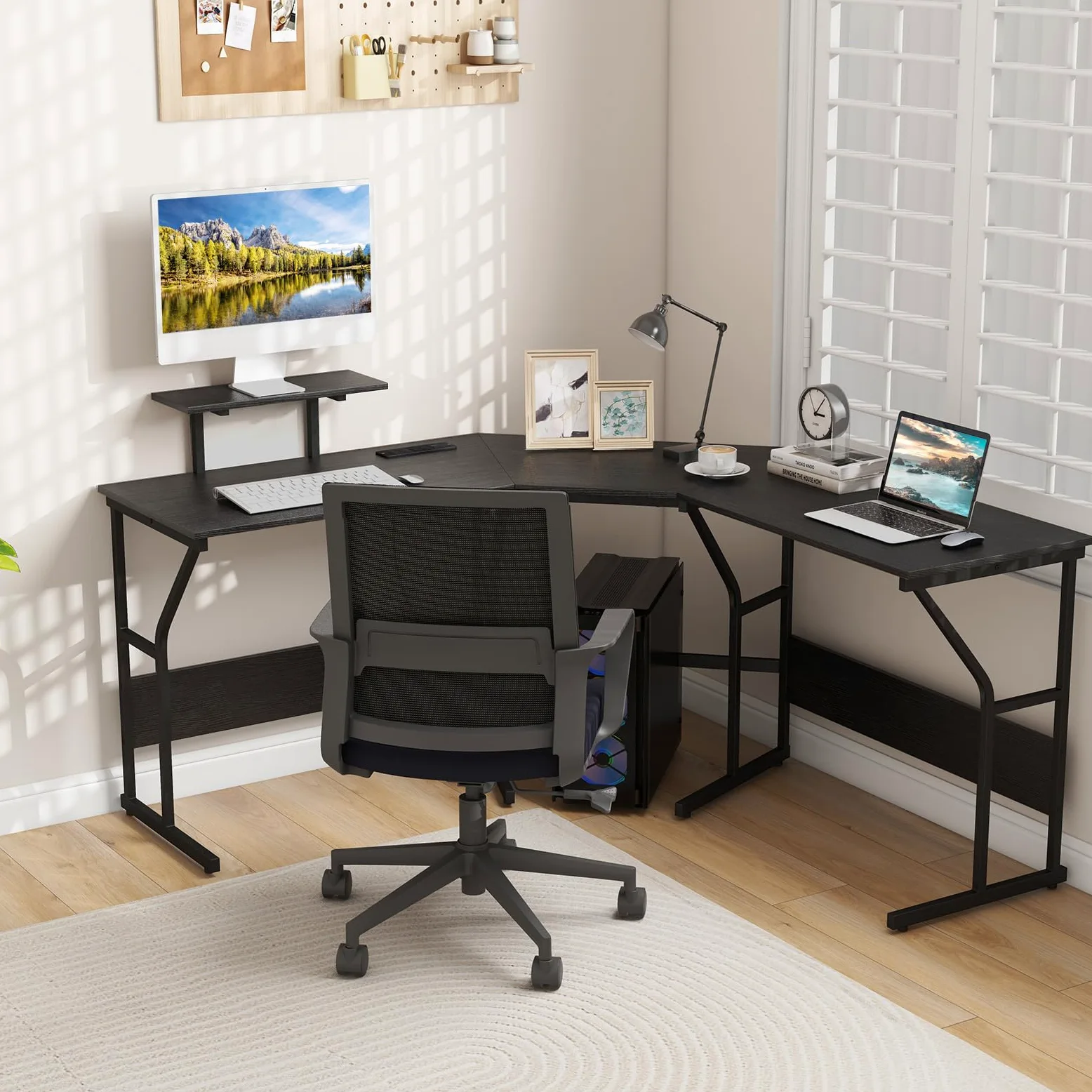 GYMAX Scrivania per Computer a L con Stazione di Ricarica, Tavolo Trasformabile Angolare con Supporto per Monitor, per 2 Persone, Postazione di Lavoro con Telaio in Metallo (Nero)