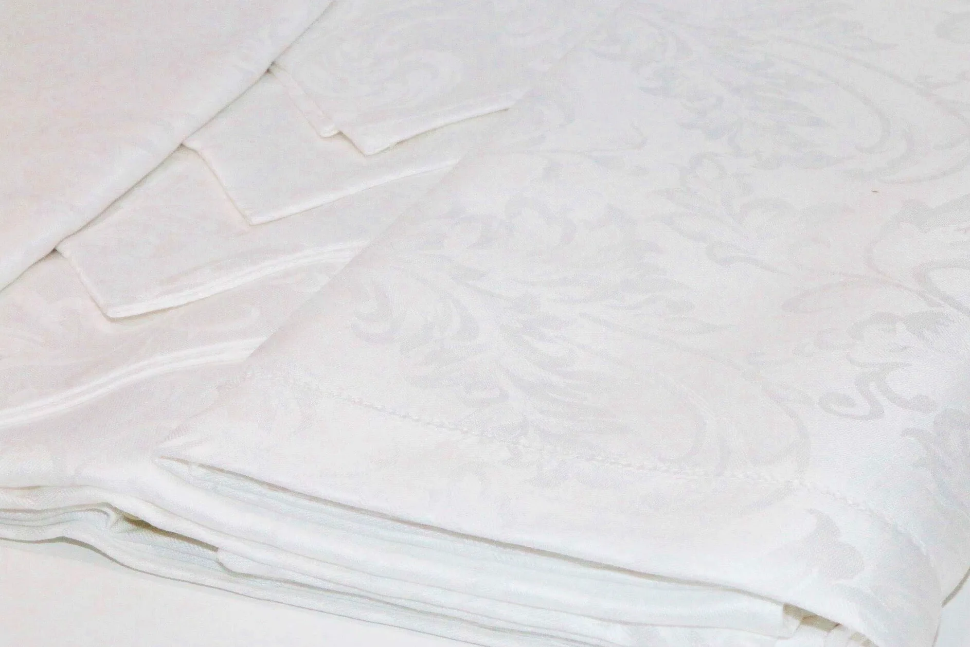 Elegante Tovaglia da tavola in Puro Damasco di Cotone Lavorazione Jacquard con Orlo a Giorno Art. Manuela varie misure e colori con tovaglioli (Bianco, Rettangolare x 18 cm. 180x360)