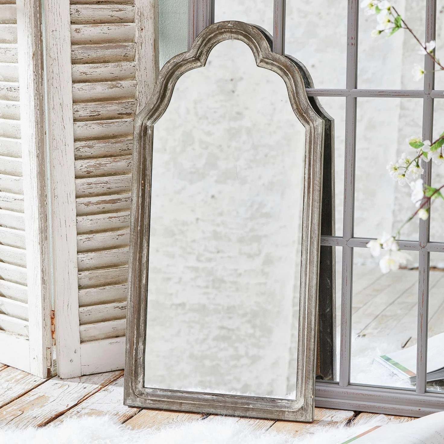 Loberon Libasse Specchio - Legno di abete massiccio - Finitura “whitewash” per un autentico look anticato, grigio antico