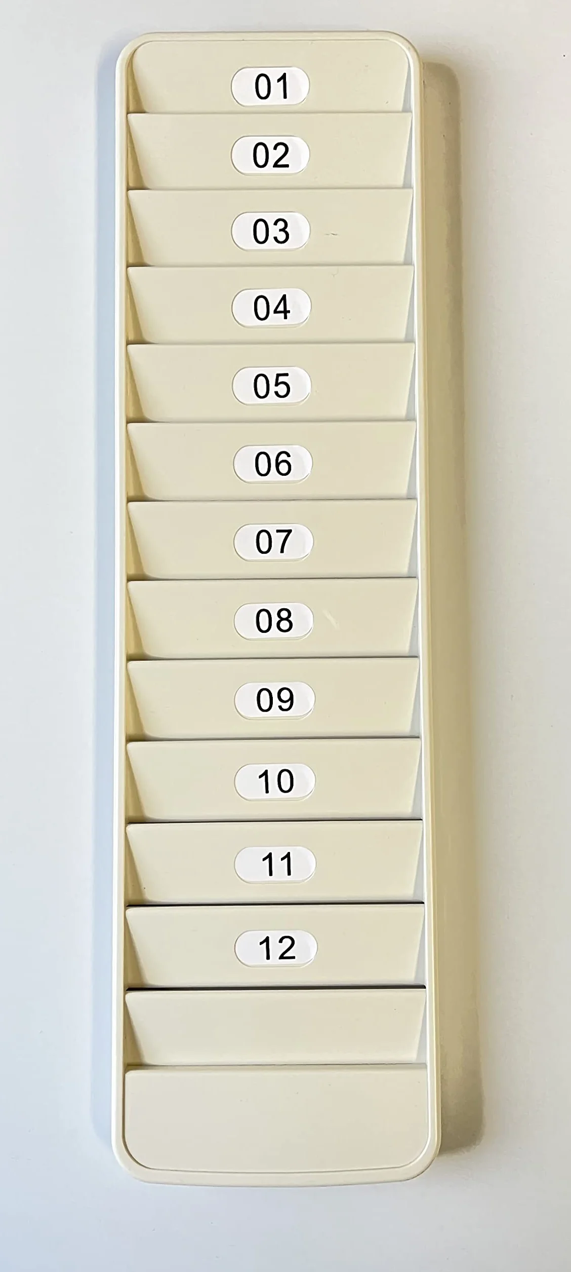 generico Casellario porta tessere a 12 posti da parete. Dimensioni: cm. 36 x 10 x 1,6
