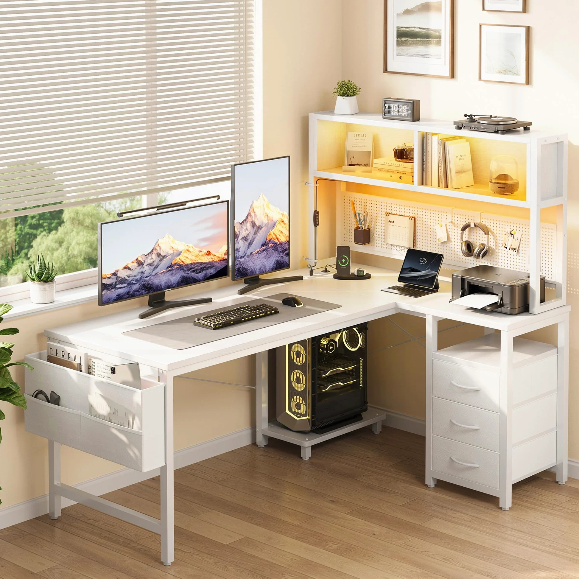 YOUDENOVA Scrivania Angolo a L Reversibile Scrivania Gaming con Pannello Forato e Mensola, Tavolo da Lavoro con LED, Presa e USB, 3 Cassetti per Working e Videogiochi 135x100 cm Bianco