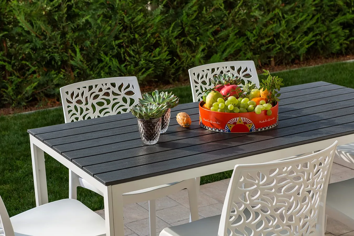 Set pranzo da giardino o esterno per 6 persone, tavolo in acciaio verniciato con doghe in polietilene effetto legno Bianco/Ardesia, 6 sedie in polipropilene con fibra di vetro Bianche - Thomas e Anna