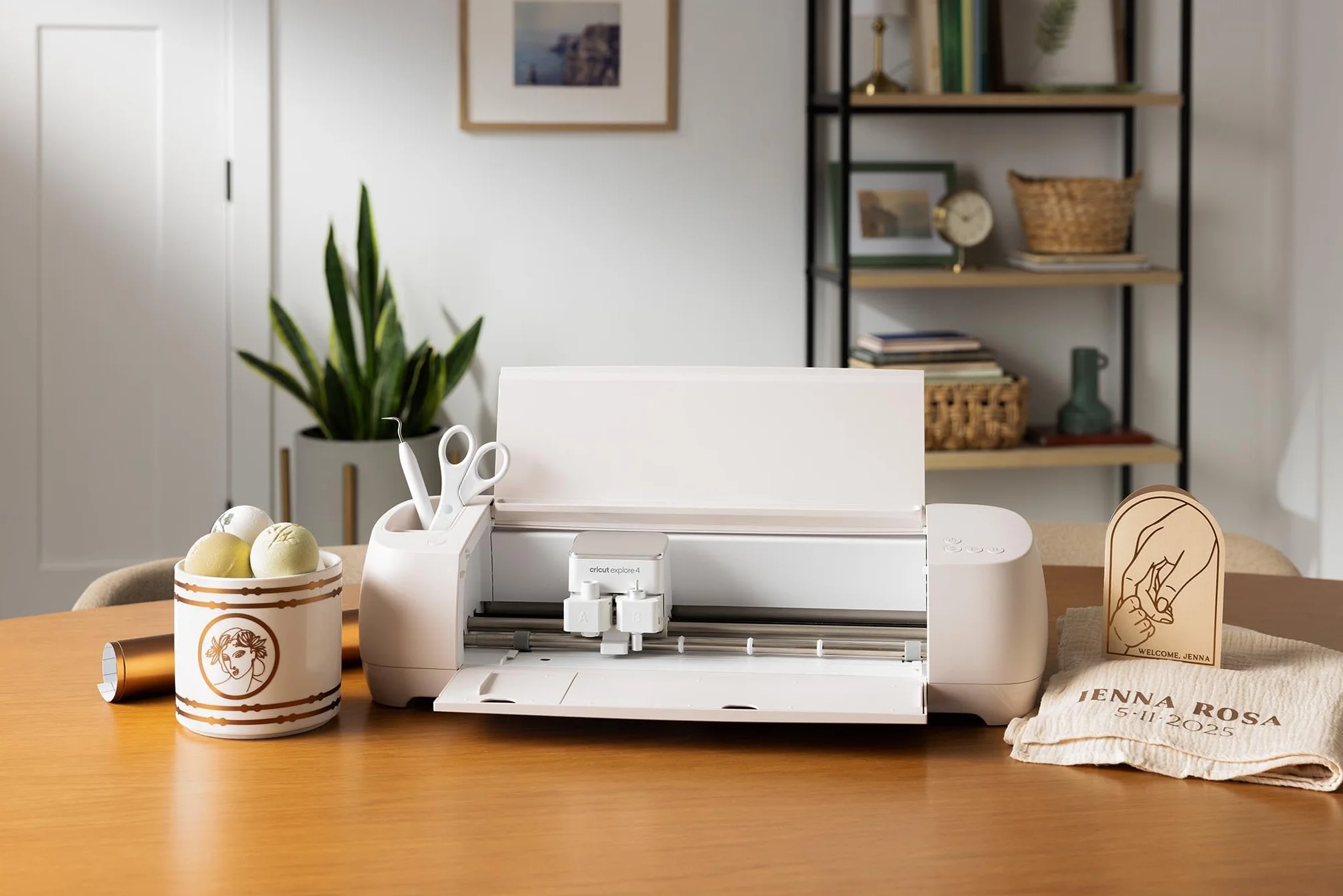 Cricut Explore 4 Plotter da Taglio con Magazzino Integrato per Vinile, Termovinile (2025 Amazon Exclusive Edition)