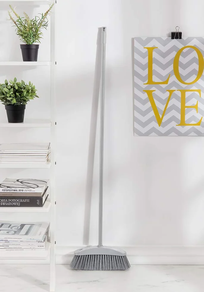 YORK Scopa Manico Lungo 120 cm Setole Fitte Plastica Riciclata e Trucioli Legno Spazzolone Ergonomico per Interni 31 cm