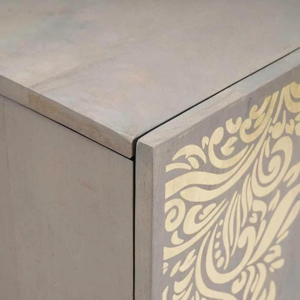 Credenza grigio e oro in legno massello mango 90 x 33 x 75 cm con pomelli in ottone e design serigrafato, vano portaoggetti con 2 ante a cerniera per soggiorno, media, hifi e stoccaggio