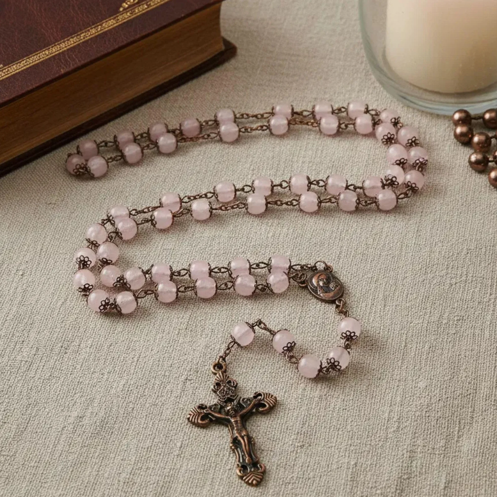 Nazareth Store Collana rosario con perline in pietra naturale Design in rame antico Medaglia del suolo sacro e croce in sacchetto di velluto - Rosari cattolici Terra Santa Gerusalemme