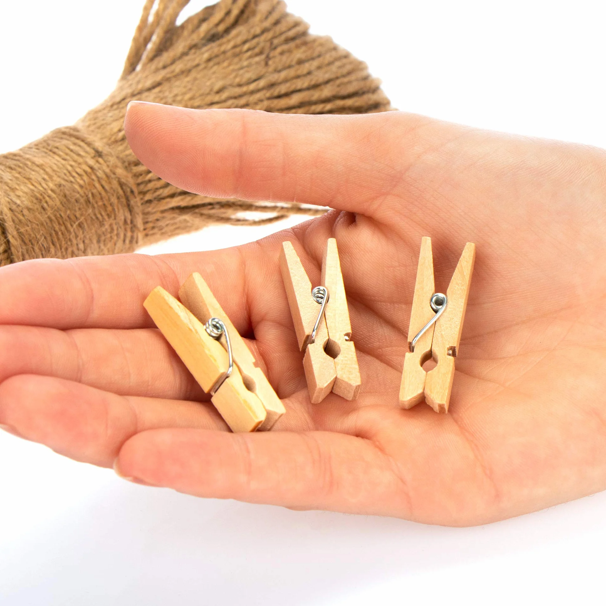 COM-FOUR® 120x mini mollette e 50m di corda di iuta - piccole mollette di legno per appendere immagini, collage, cartoline, foto e regali (120 pezzi - con nastro di juta - naturale)