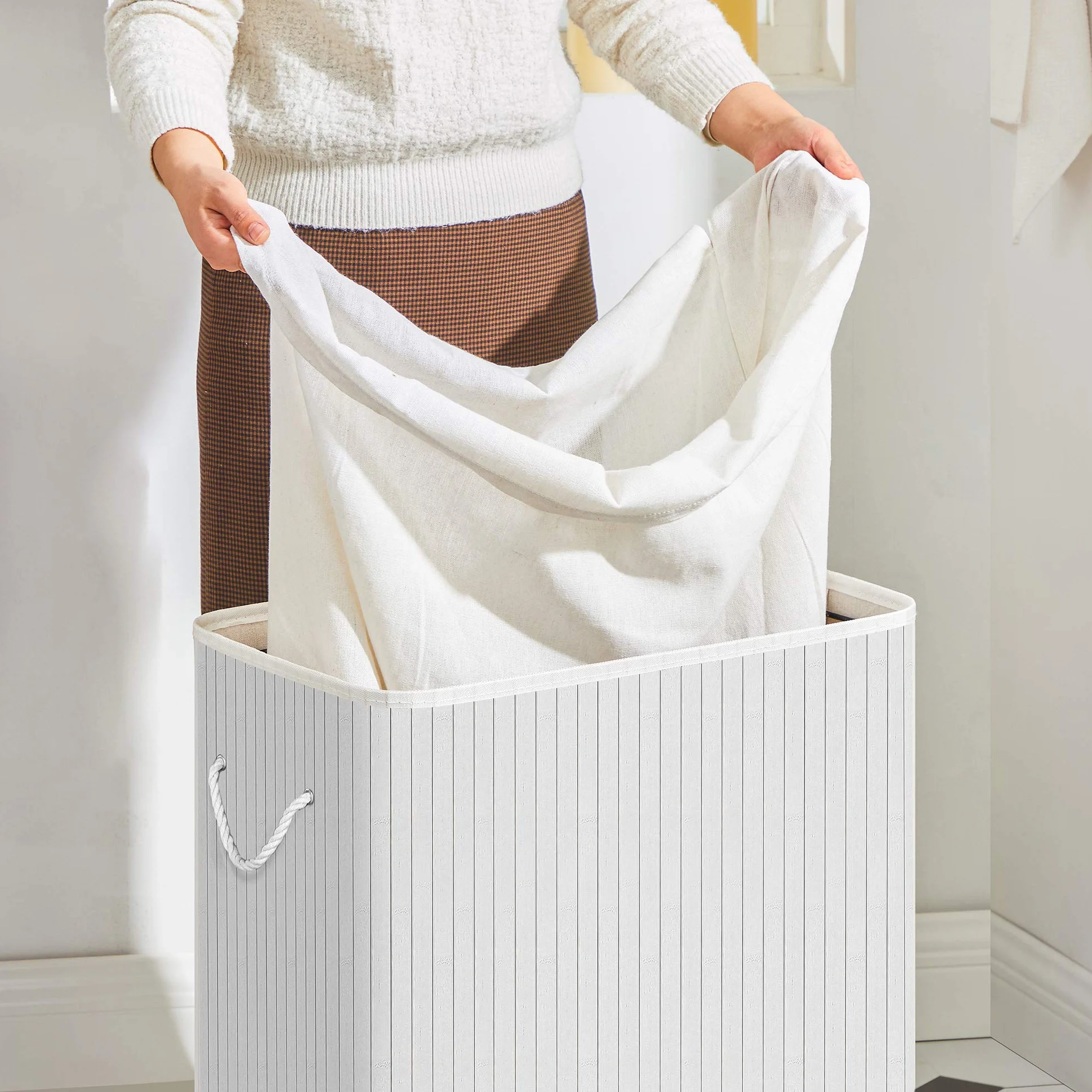 SONGMICS Cesto Portabiancheria, 100 L, Cesta Biancheria a 2 Scomparti in Bambù, Coperchio, Maniglie, Pieghevole, Sacco Rimovibile e Lavabile in Lavatrice, Lavanderia, Casa, Bagno, Bianco LCB64WT
