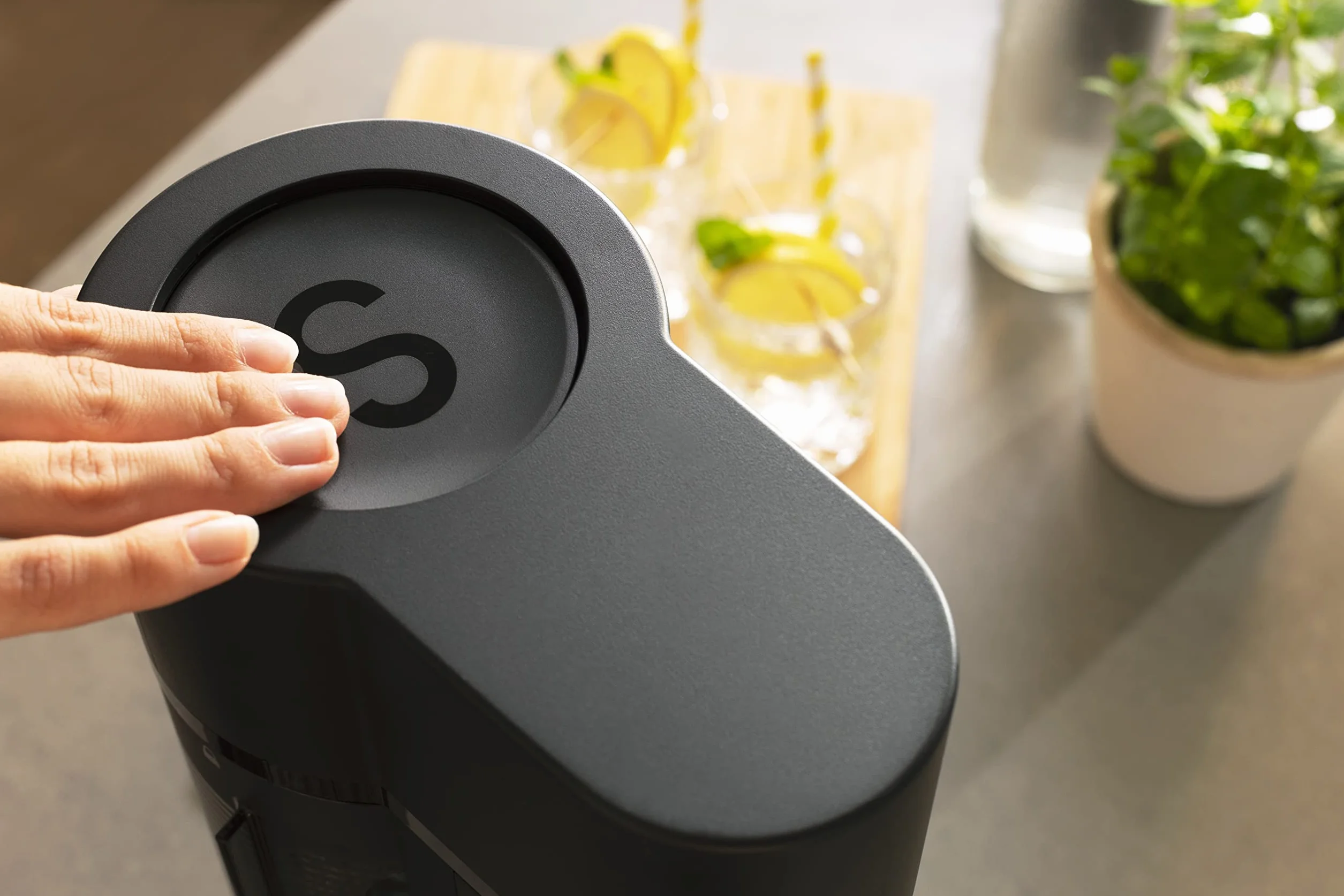 Sodapop Aeratore Logan Starter Set con cilindro CO₂, con 2 bottiglie di vetro (850 & 600 ml) e 1 bottiglia in PET (850 ml), colore nero opaco, altezza 42,6 cm