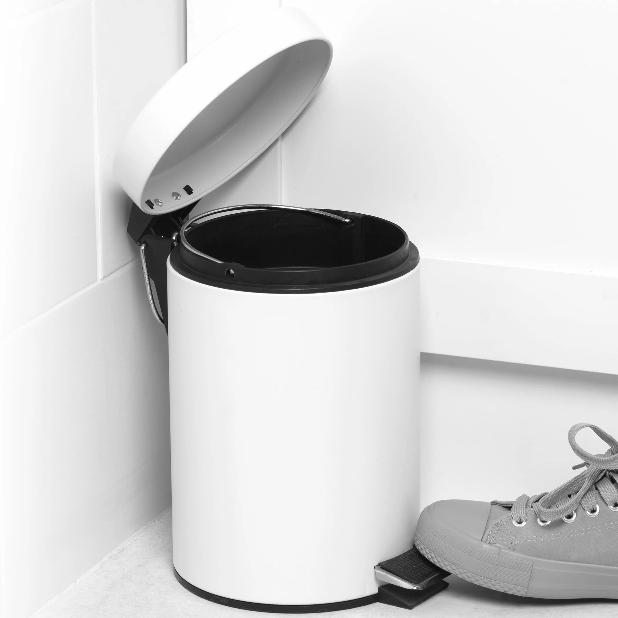 Beldray LA038098WHT Pattumiera rotonda con coperchio a chiusura ammortizzata, capacità 3L, con pedale intelligente, facile da svuotare, smaltimento rifiuti, contenitore rifiuti, bianco
