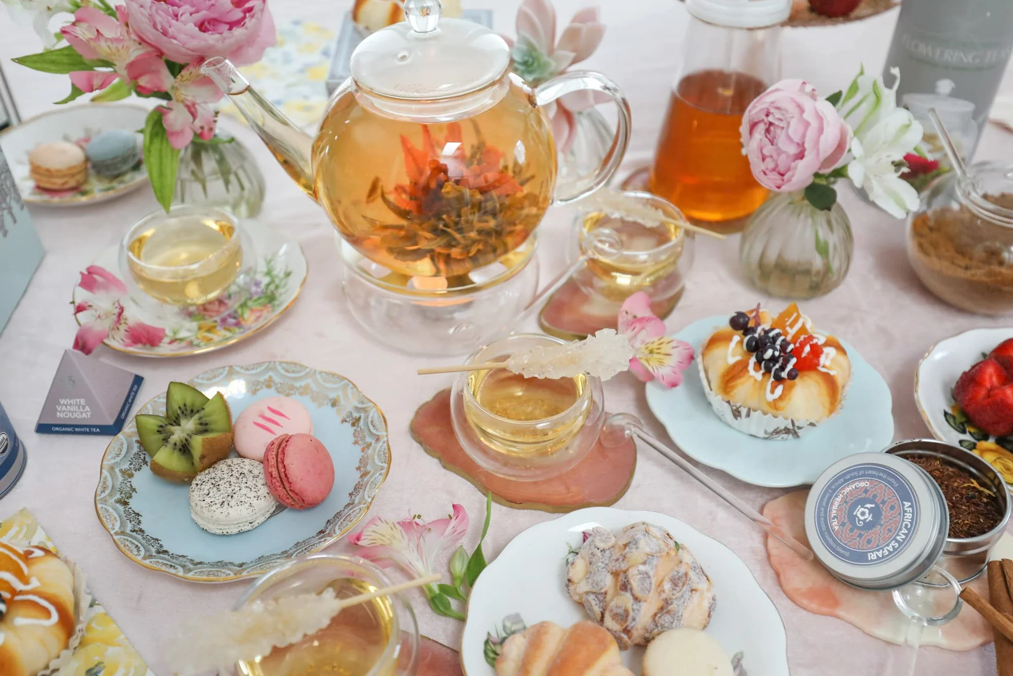 Teabloom Set Completo Fiori di Tè: Teiera in Vetro Borosilicato, 12 Fiori, Riscalda Teiera, 4 Tazze Vetro Doppio Strato, Infusore Tè