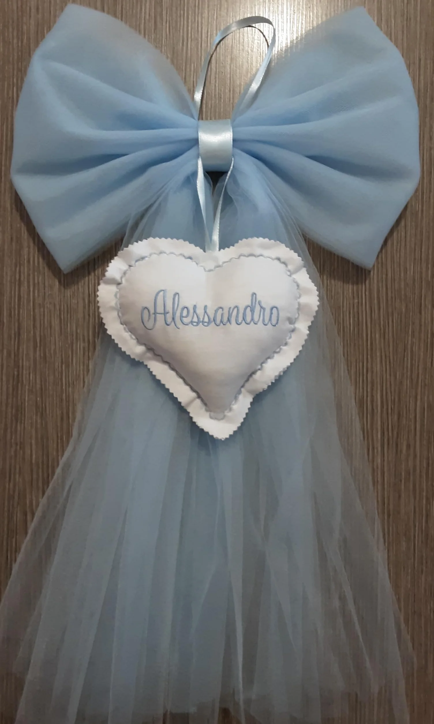 Fiocco nascita bimbo in tulle azzurro con ricamo nome personalizzato elegante coccarda fuori porta cuore