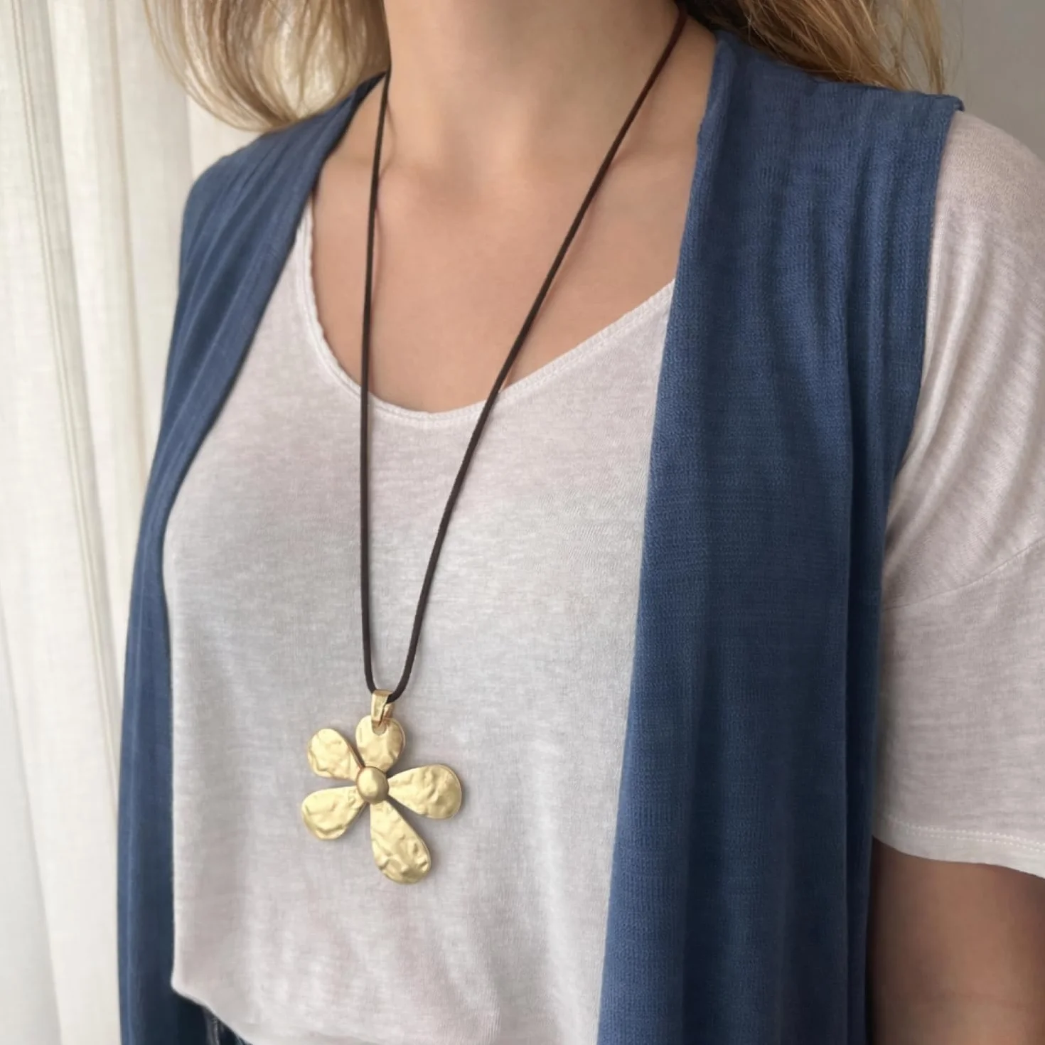 ASTER ALHELÍ Collana Donna Ciondolo Fiore Grande Dorato – Collana Lunga Regolabile Cordoncino Camoscio Marrone Boho Gioiello Artigianale Regalo