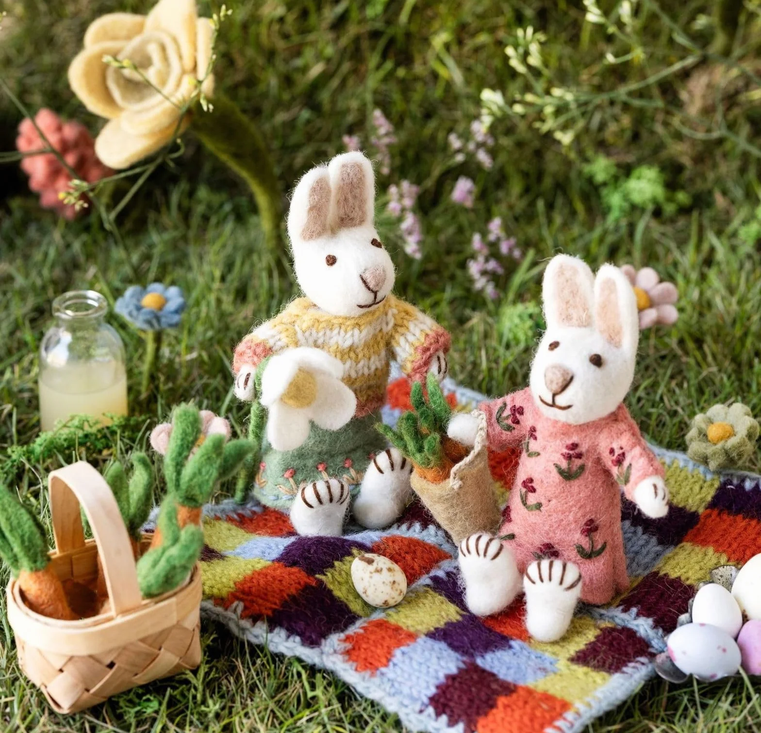 Gry & Sif Fatto a mano e certificato Fairtrade, elegante design danese x artigiani nepalesi | Piccolo coniglietto bianco – ragazza con gonna e bucaneve | decorazione pasquale