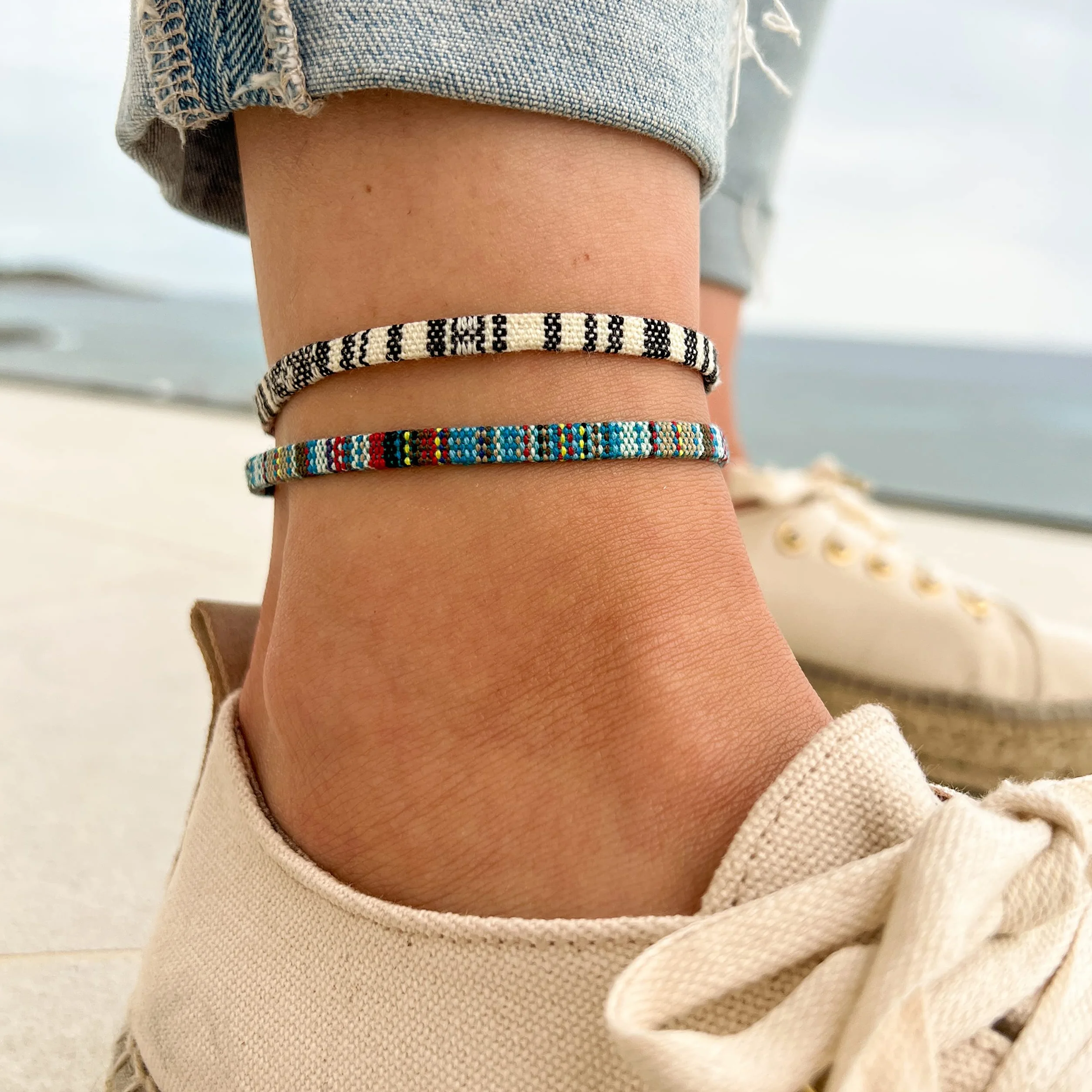 Nami Cavigliera Surfer Set di 2 Uomo e Donna - Cavigliera Sottile Boho Hippie Etnico - Accessori Fatti a Mano Impermeabile Regolabile (bianco & azzurro)