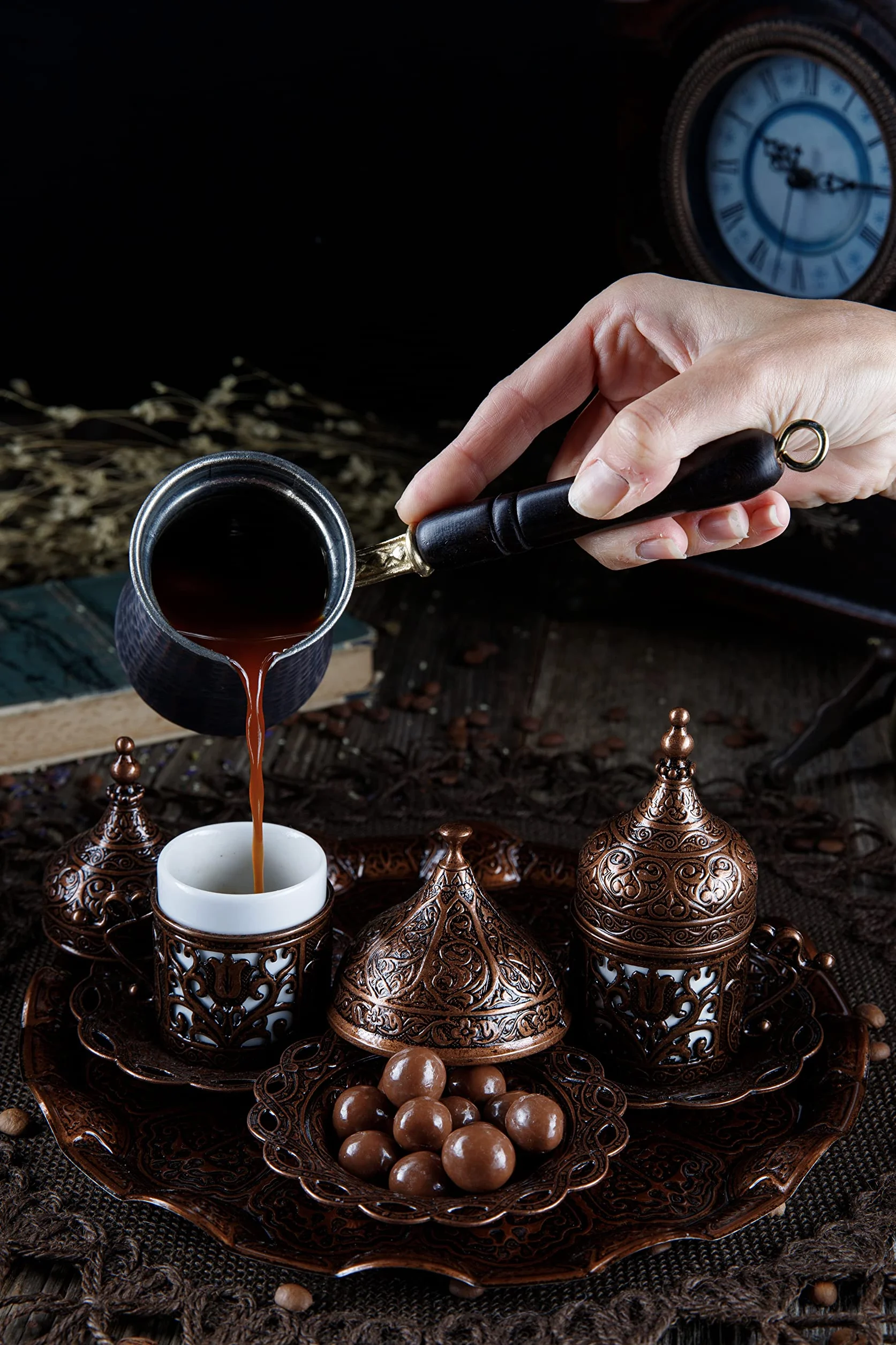 DEMMEX Set da Caffè Turco da 12 Pezzi con Cezve in Rame – Tazzine, Portatazze, Piattini, Zuccheriera e Vassoio – Elegante Set Artigianale per 2 Persone, Antico
