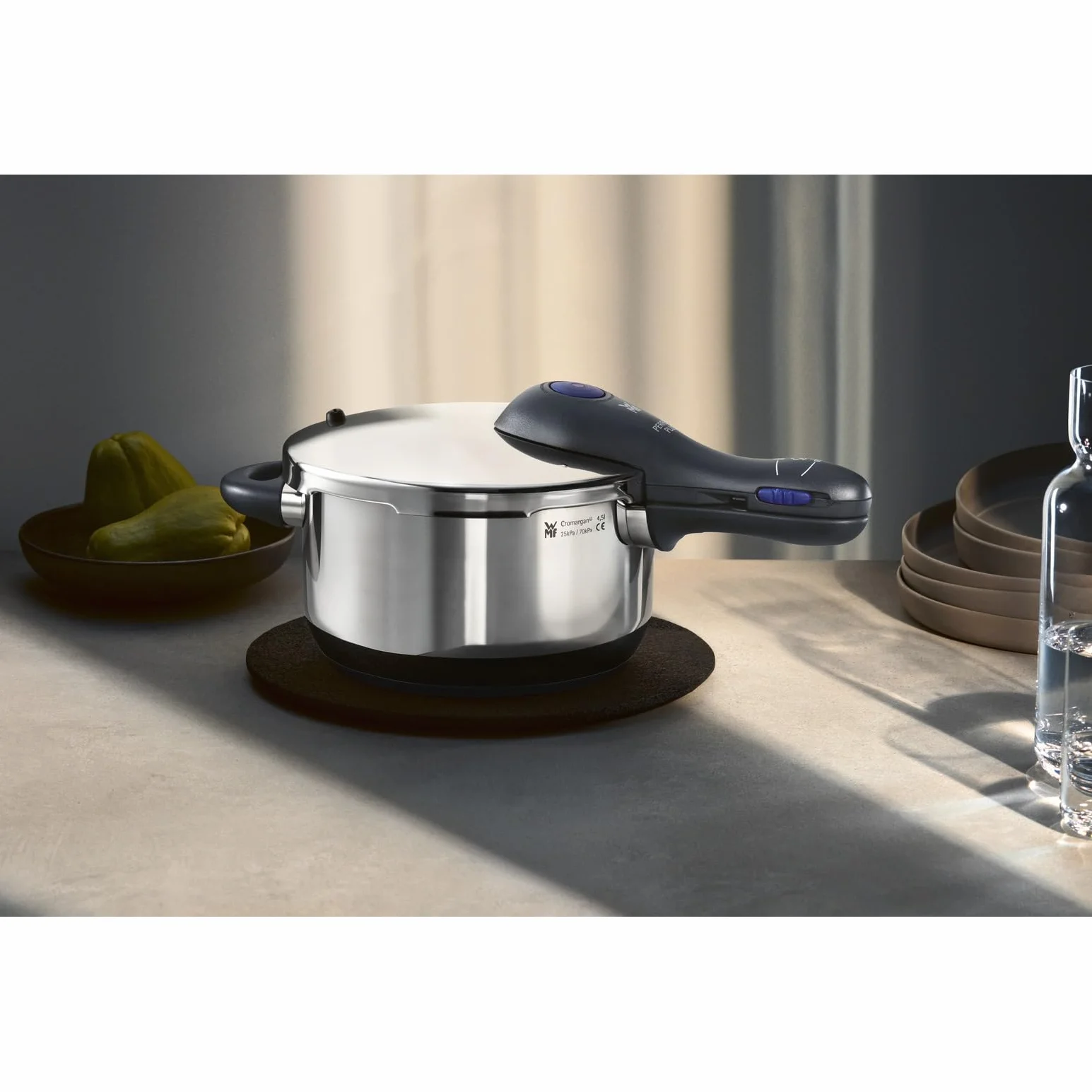 WMF Perfect Plus One Pot - Pentola a pressione a induzione, 4,5 l, con protezione della fiamma, grande segnale di cottura, 2 livelli di cottura, manico con coperchio rimovibile, regolatore di livello