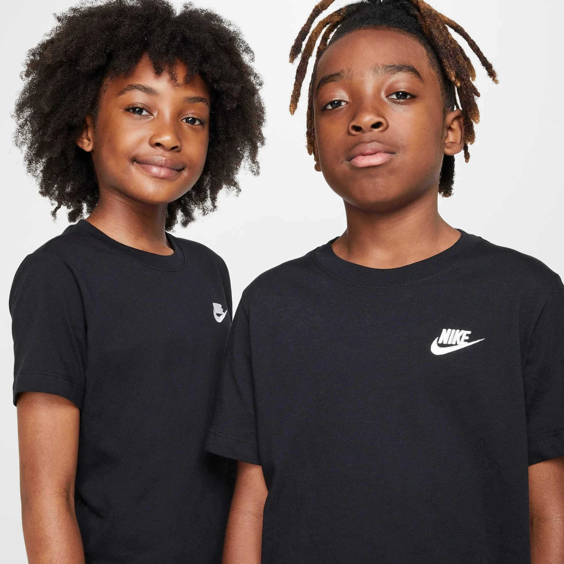 Nike K NSW Tee EMB Futura Lbr Top Unisex - Bambini e Ragazzi (Pacco da 1)