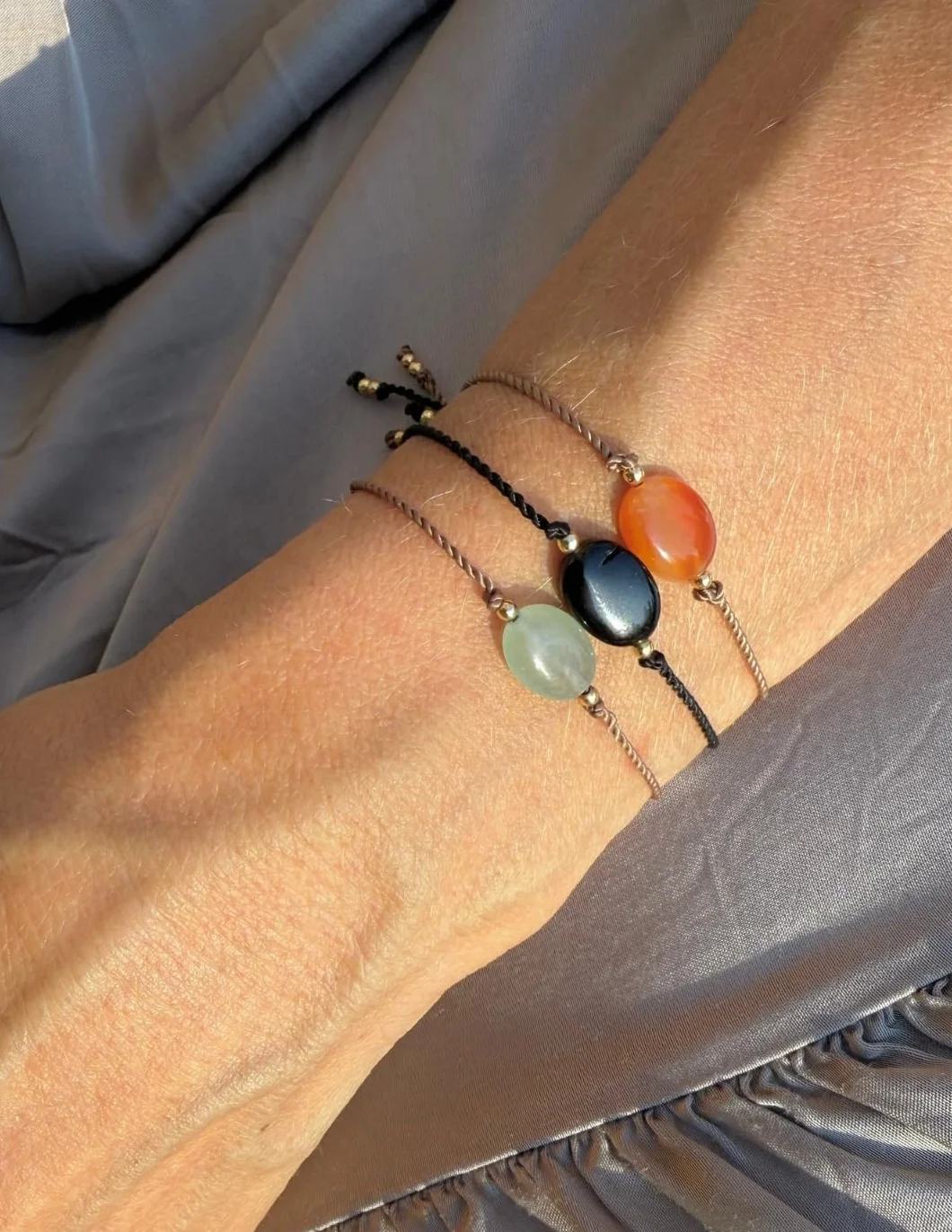 Bracciale avventurina da donna fatto a mano con pietre preziose verdi e perline dorate in confezione regalo