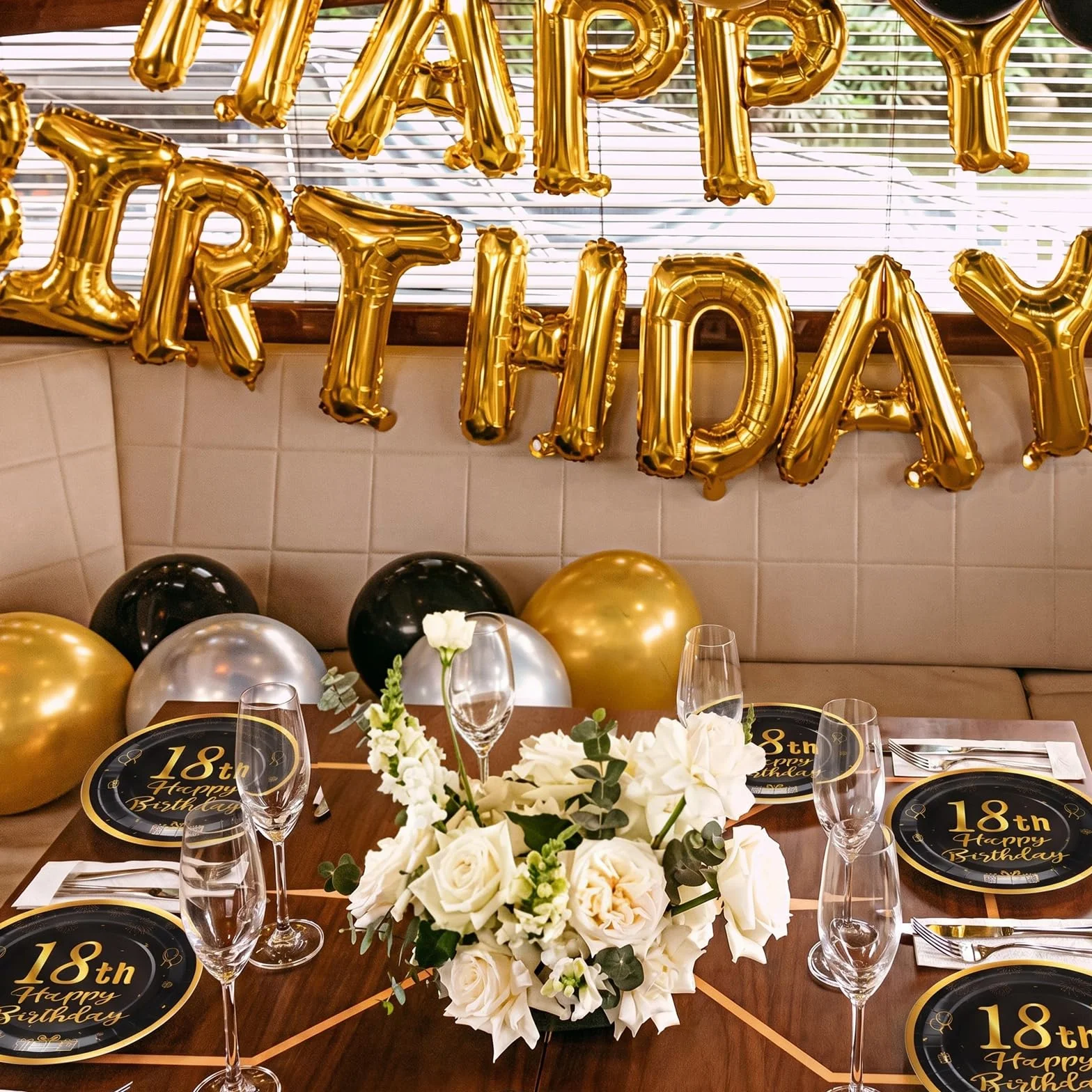 Set di 96 Piatti di Carta per Feste Compleanno - Nero e Oro - 18°