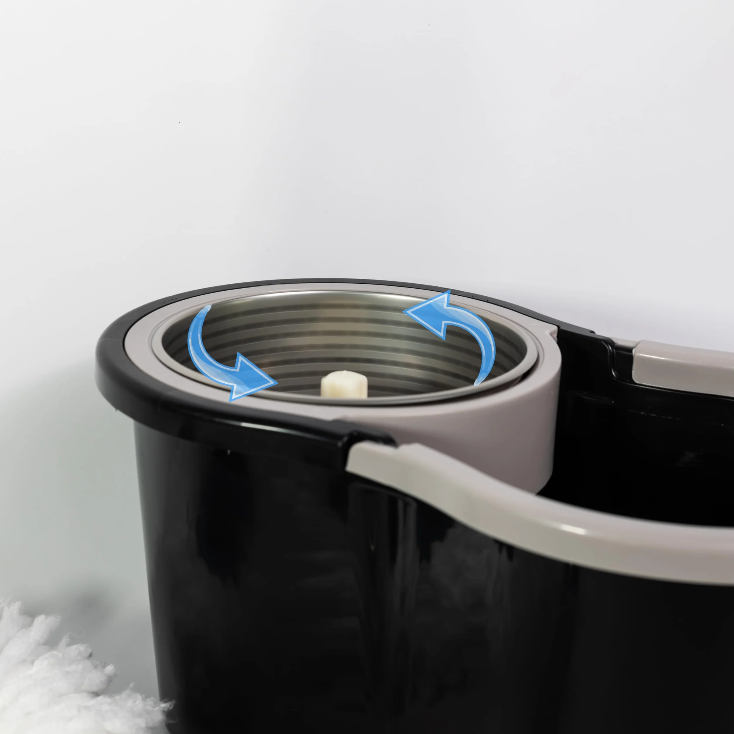 Meridiana - Spin mop Lavapavimenti Con Sistema di Strizzatura Manuale attivabile attraverso il Manico, Set per la Pulizia dei Pavimenti con Secchio e Cestello in ACCIAIO INOX, Panno 100% Microfibra