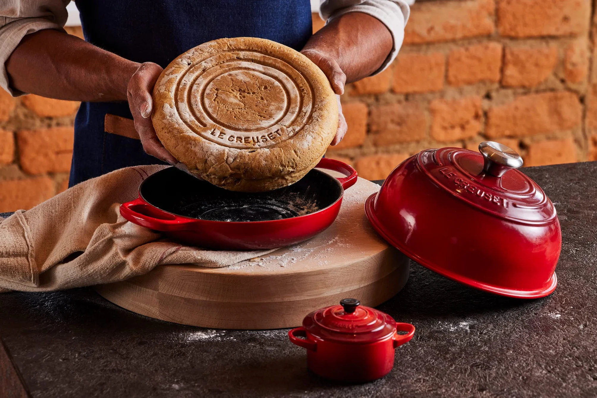 Le Creuset Cocotte per pane in ghisa vetrificata, 24 cm, Ciliegia, 21301240600430