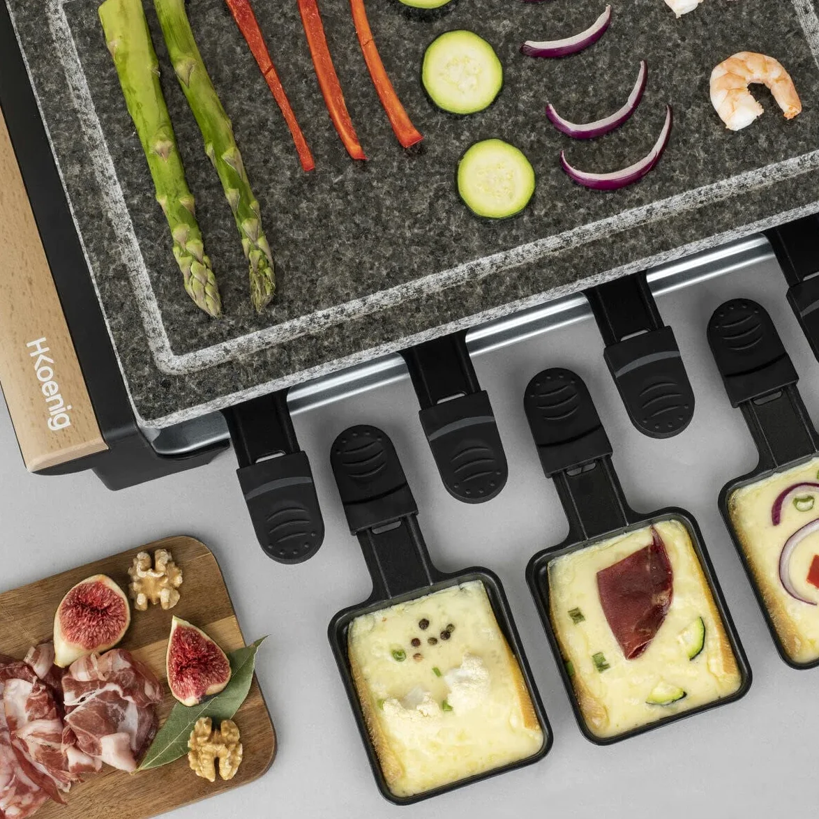 H.Koenig Pietra di cottura 2 in 1 con apparecchio per raclette da 8 persone RP328 design in legno, griglia multifunzione in granito,pietra rimovibile, Accessori: 8 teglie antiaderenti